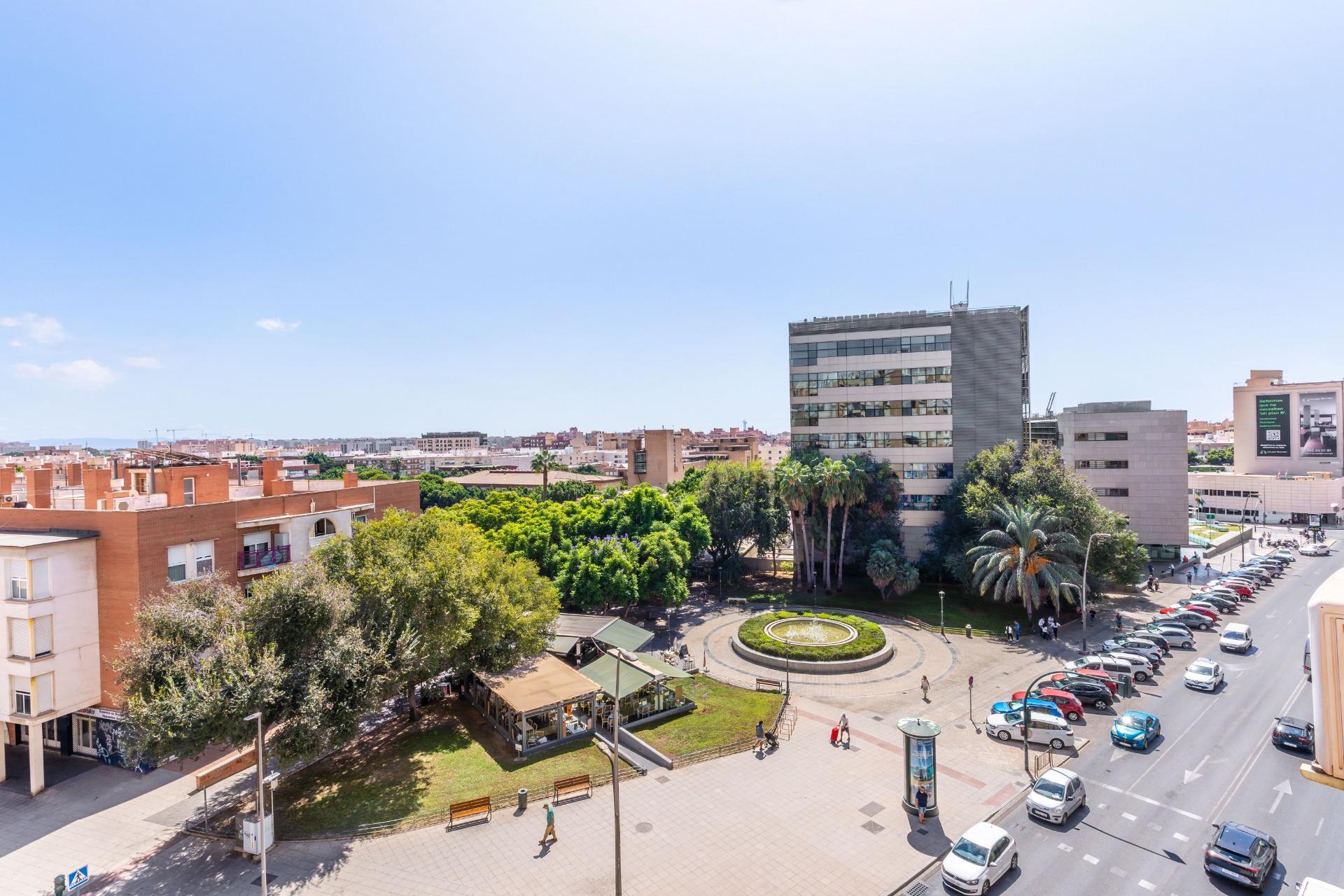 Almería – Ubicación Estratégica Frente a los Juzgados