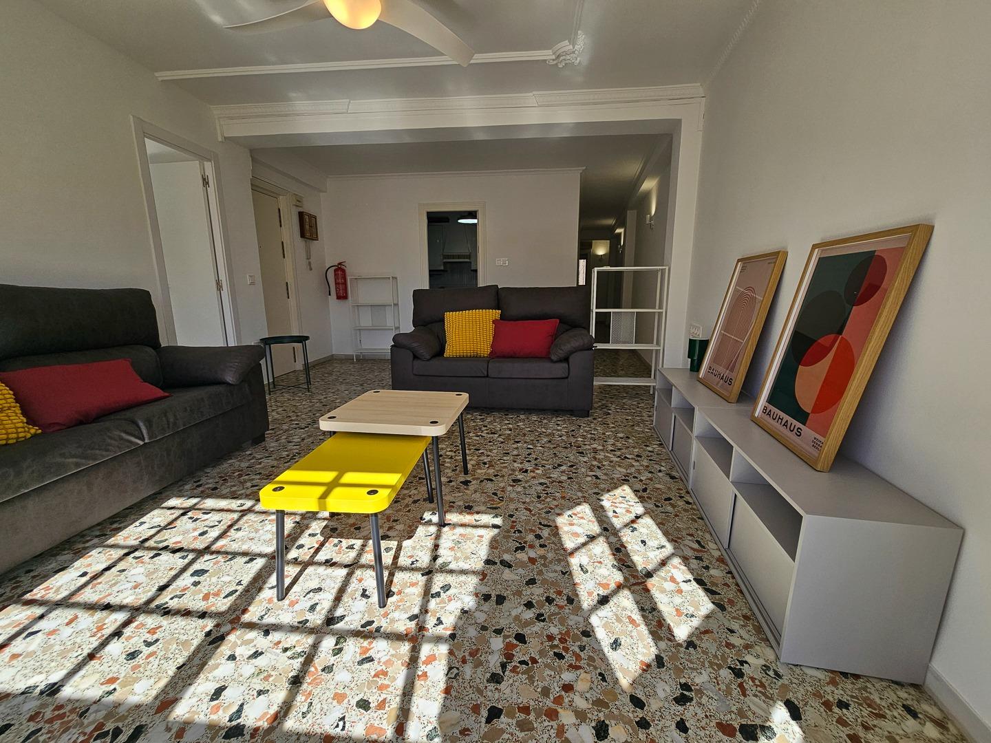 Piso para Estudiantes en Almería Centro: Luminoso
