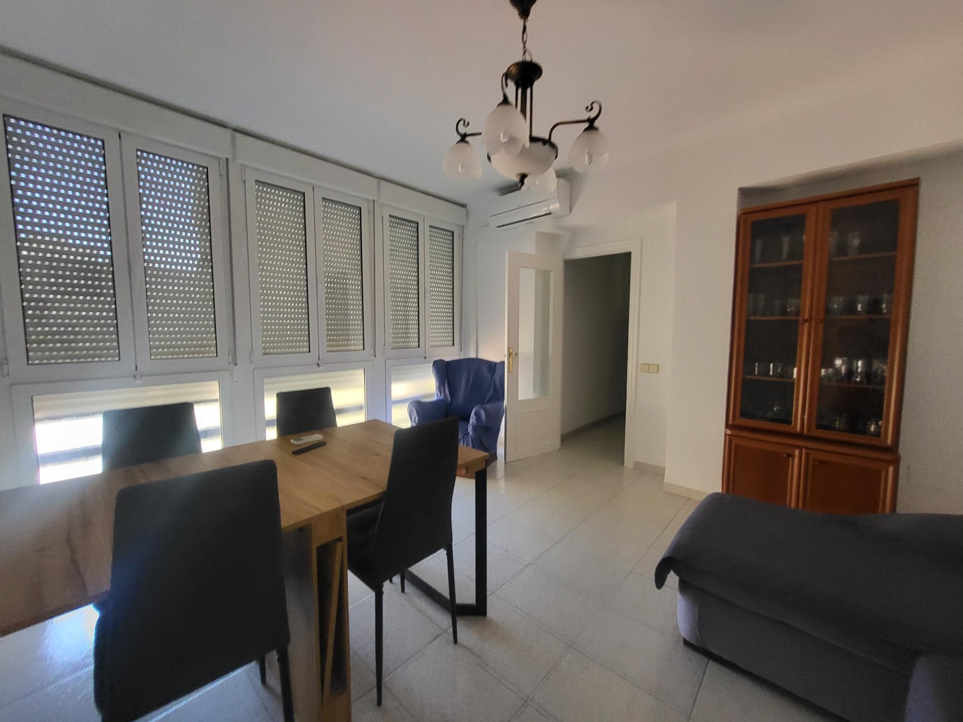 SE ALQUILA PISO DE 3 HABITACIONES EN ALTAMIRA