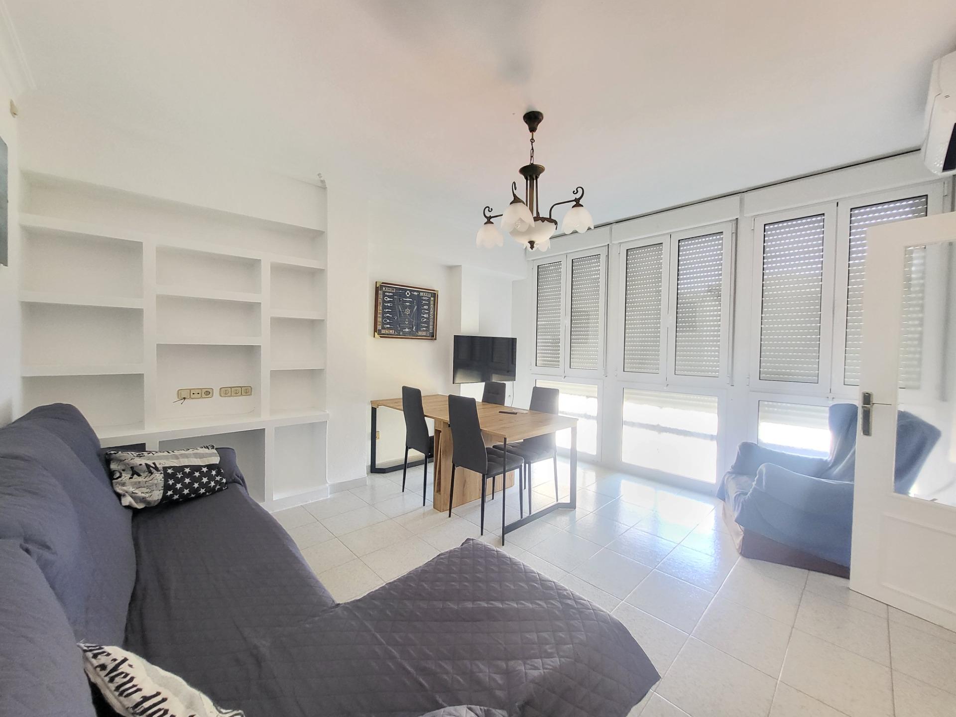 SE ALQUILA PISO DE 3 HABITACIONES EN ALTAMIRA