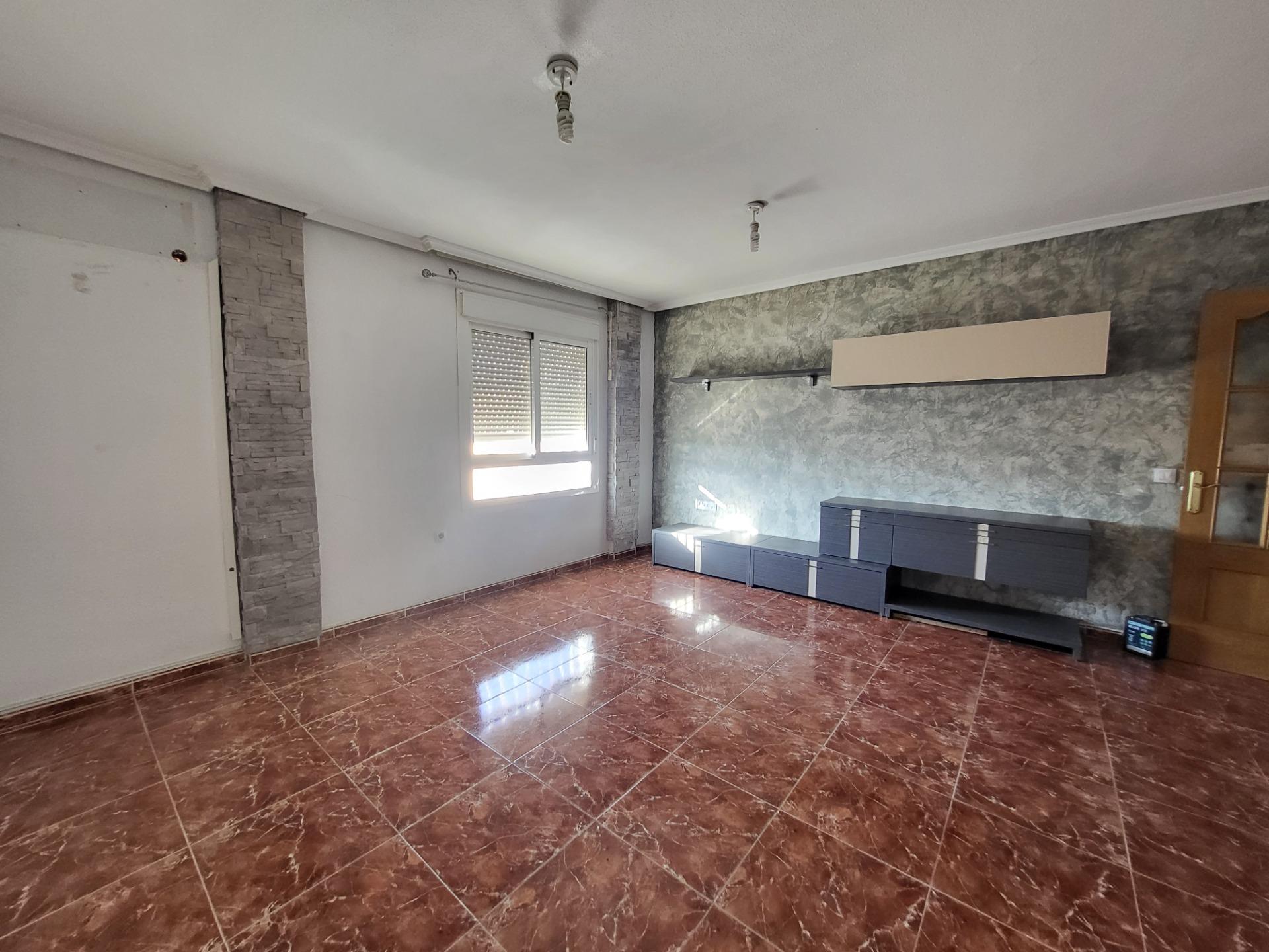 SE VENDE BAJO DE 3 HABITACIONES EN LOMA CABRERA