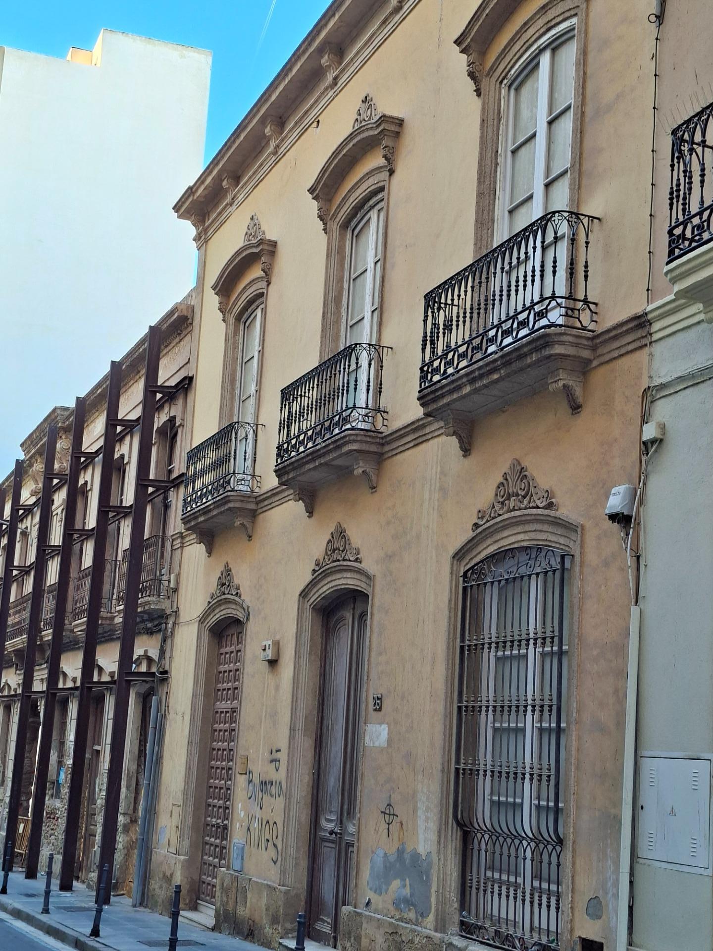 ¡Una joya arquitectónica con historia y potencial ilimitado en el corazón de Almería! en Almeria foto 2 ¡Una joya arquitectónica con historia y potencial ilimitado en el corazón de Almería!