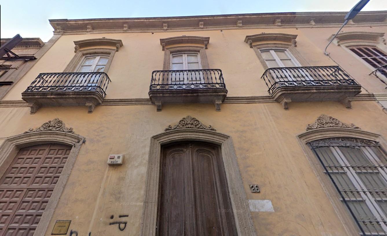 ¡Una joya arquitectónica con historia y potencial ilimitado en el corazón de Almería! en Almeria foto 1 - MiraCasa ¡Una joya arquitectónica con historia y potencial ilimitado en el corazón de Almería!