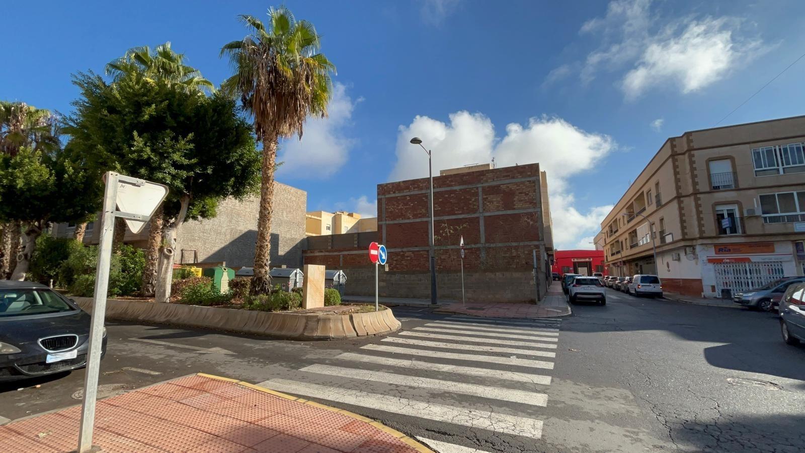 ESQUINA ESTRATÉGICA: Solar 443m² en Cabañuelas. Garajes/Locales/Viviendas.