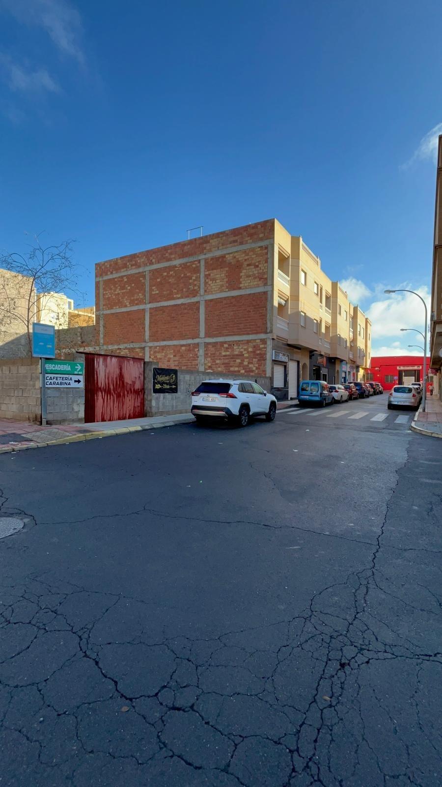 ESQUINA ESTRATÉGICA: Solar 443m² en Cabañuelas. Garajes/Locales/Viviendas.