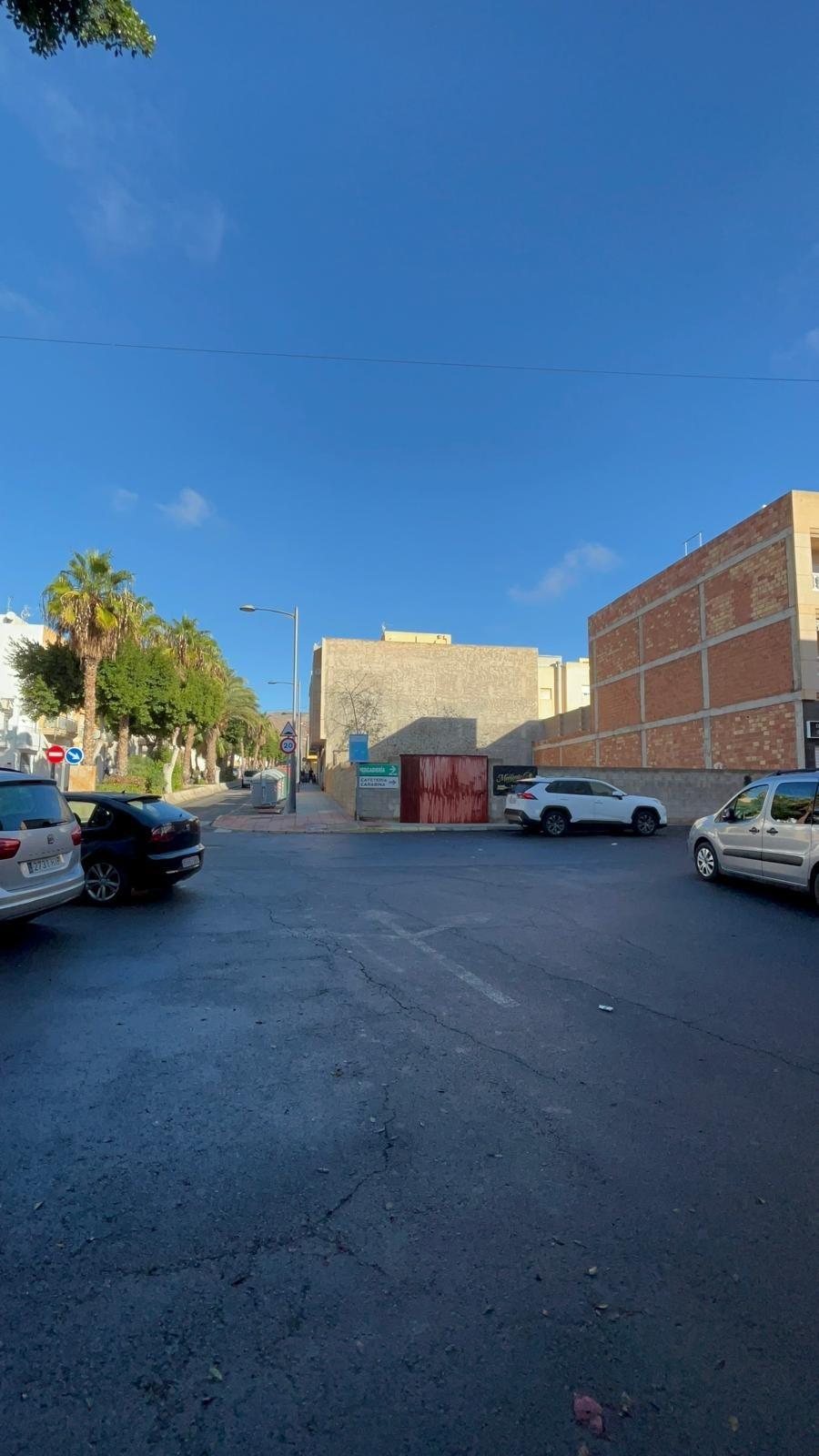 ESQUINA ESTRATÉGICA: Solar 443m² en Cabañuelas. Garajes/Locales/Viviendas.