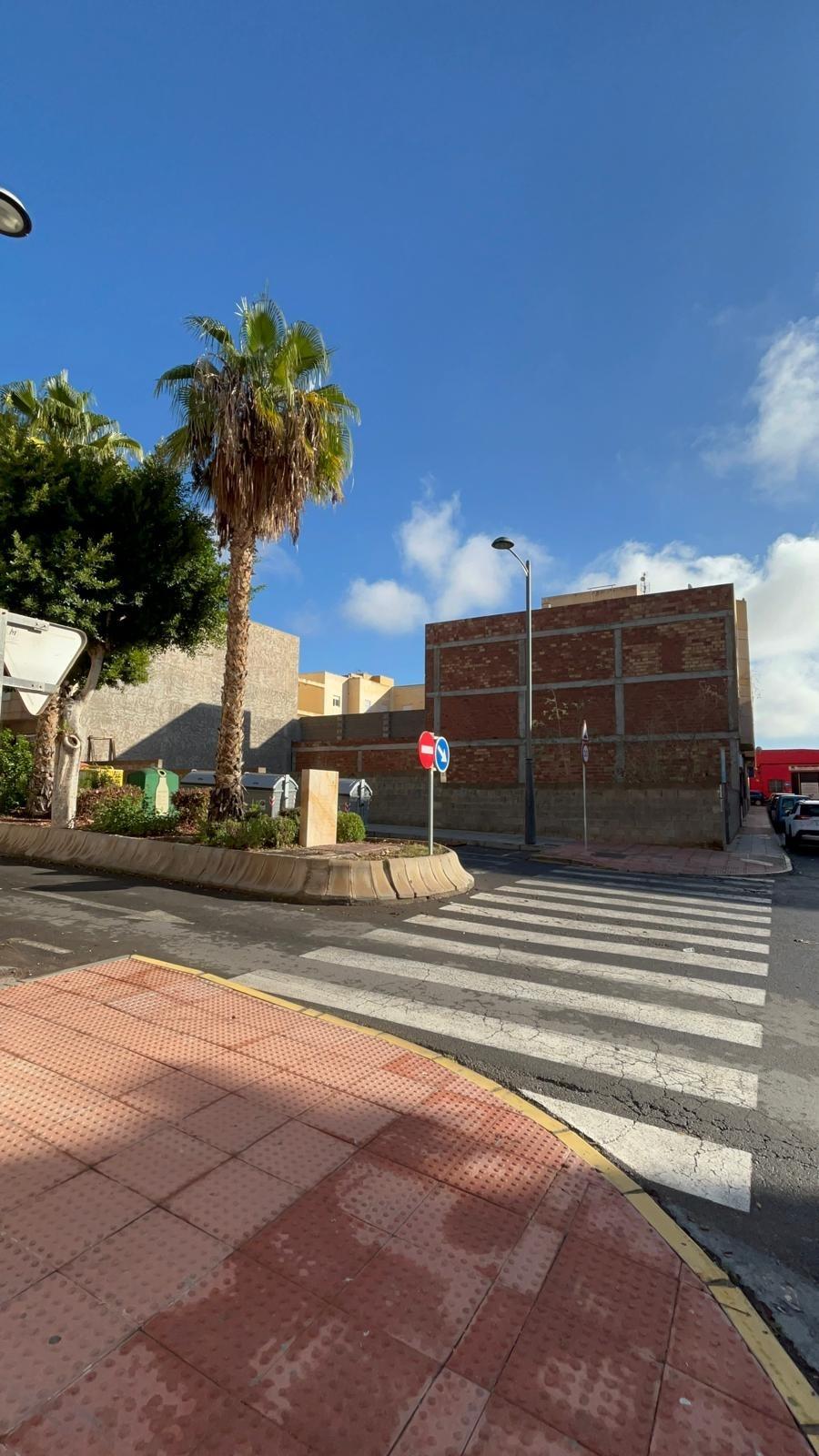 ESQUINA ESTRATÉGICA: Solar 443m² en Cabañuelas. Garajes/Locales/Viviendas.