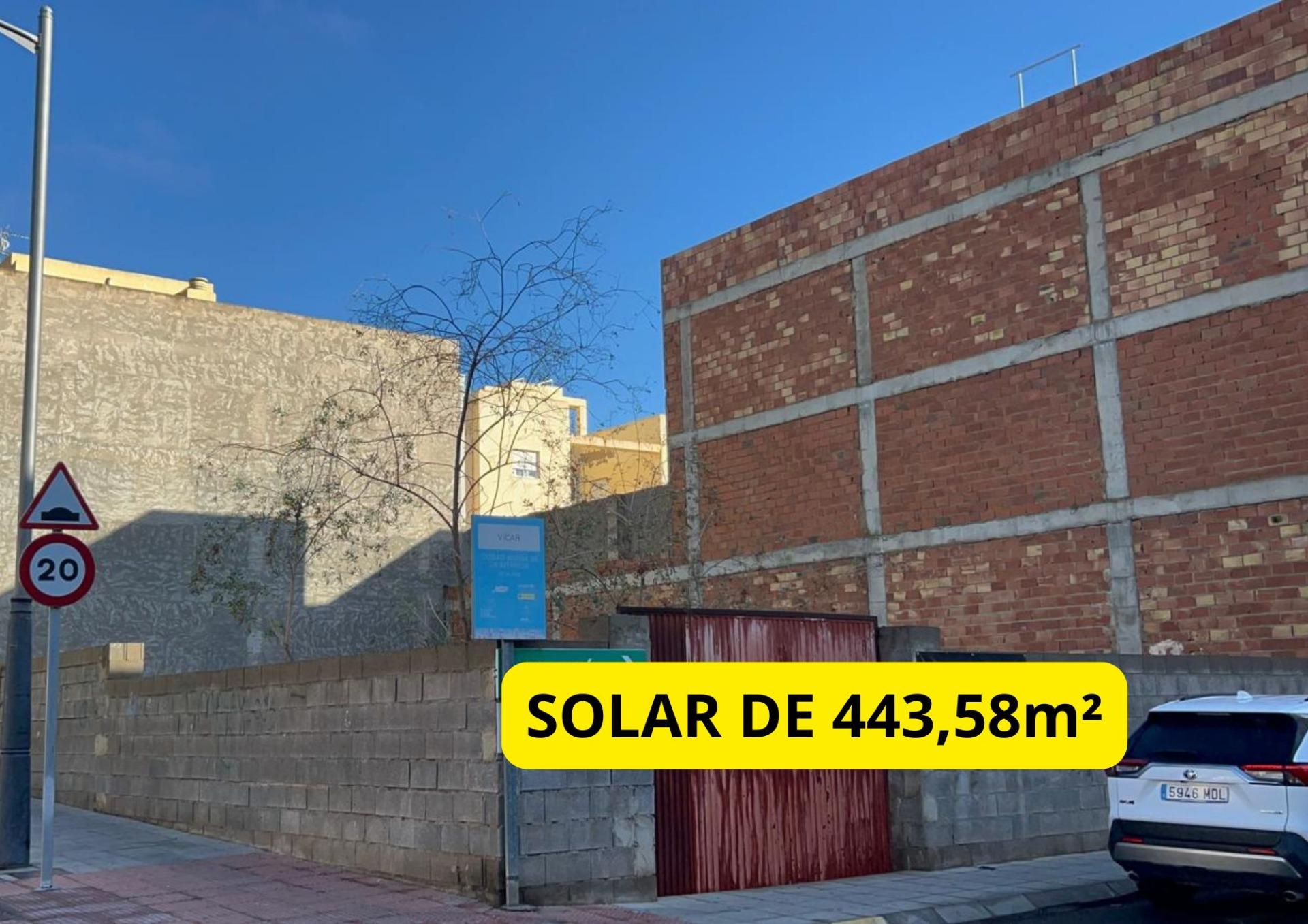 ESQUINA ESTRATÉGICA: Solar 443m² en Cabañuelas. Garajes/Locales/Viviendas.