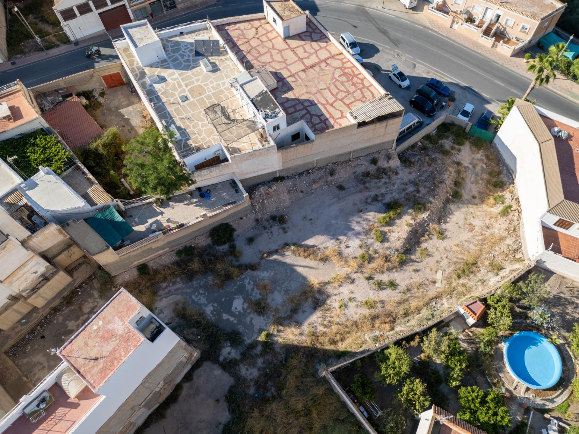 INVERSIÓN ESTRATÉGICA: 1.177m² URBANOS Y CÉNTRICOS. ¡Doble Fachada y Rentabilidad Máxima en Alhama!
