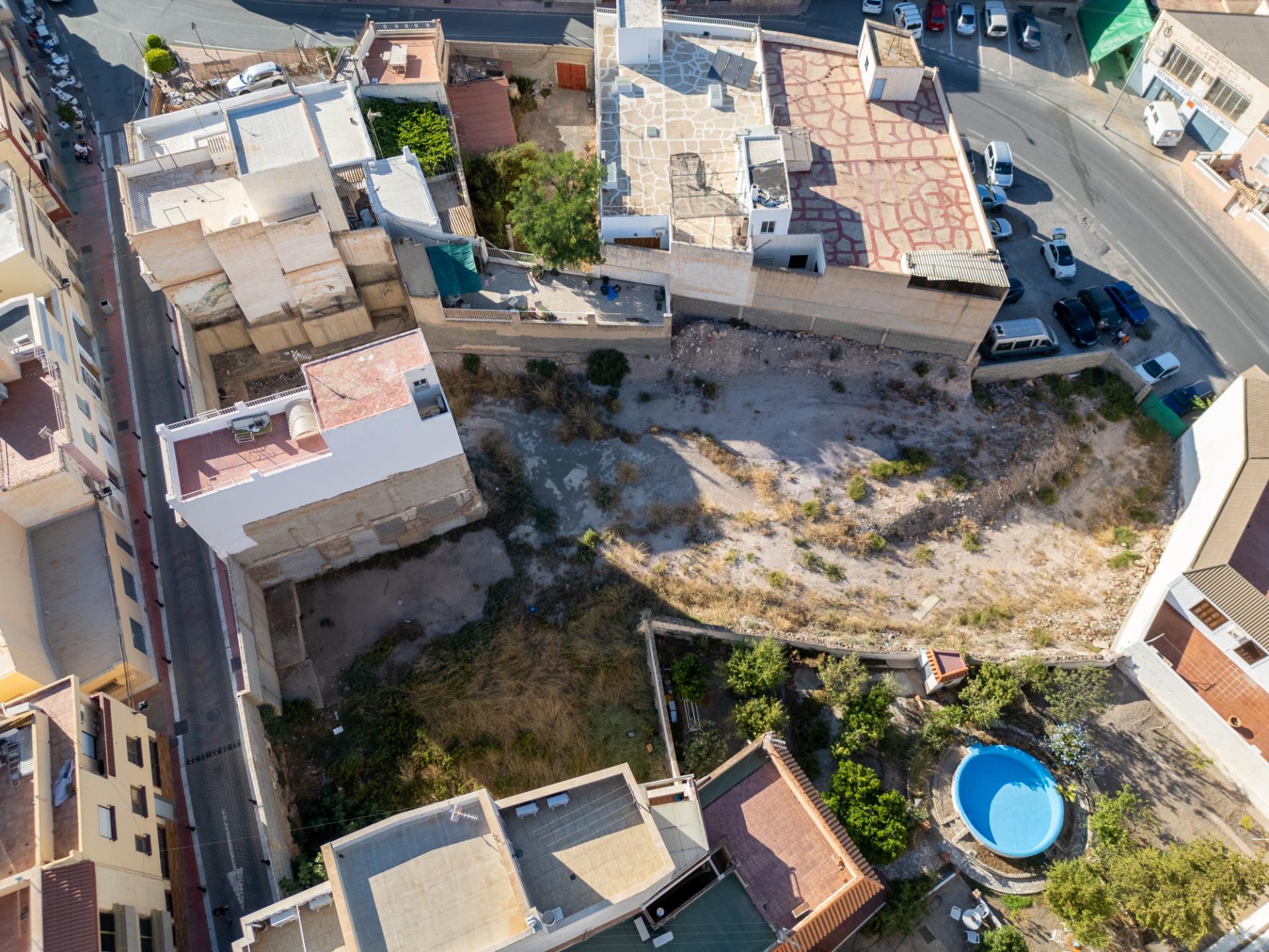 INVERSIÓN ESTRATÉGICA: 1.177m² URBANOS Y CÉNTRICOS. ¡Doble Fachada y Rentabilidad Máxima en Alhama!