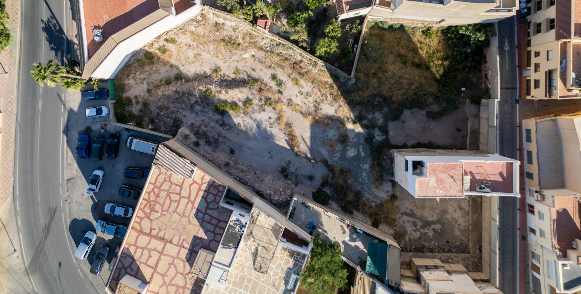 INVERSIÓN ESTRATÉGICA: 1.177m² URBANOS Y CÉNTRICOS. ¡Doble Fachada y Rentabilidad Máxima en Alhama!