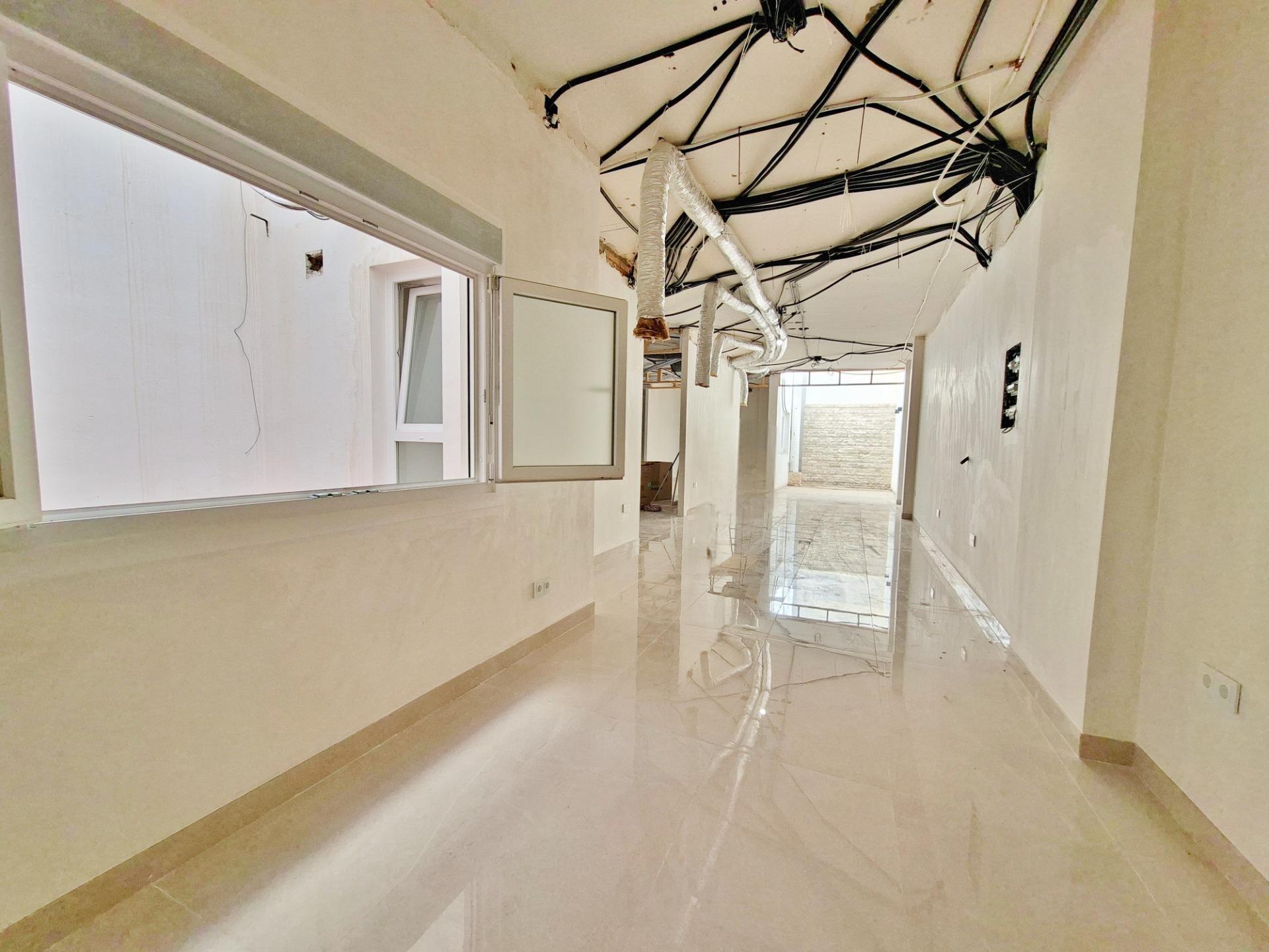 ¡OPORTUNIDAD ÚNICA! OFICINA EXCLUSIVA EN EL CORAZÓN DE ROQUETAS DE MAR.