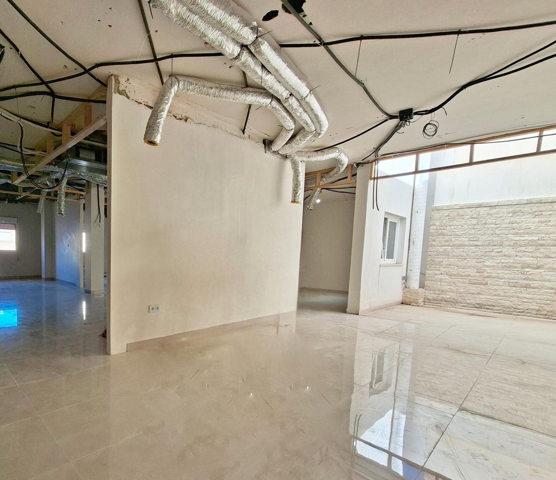 ¡OPORTUNIDAD ÚNICA! OFICINA EXCLUSIVA EN EL CORAZÓN DE ROQUETAS DE MAR.