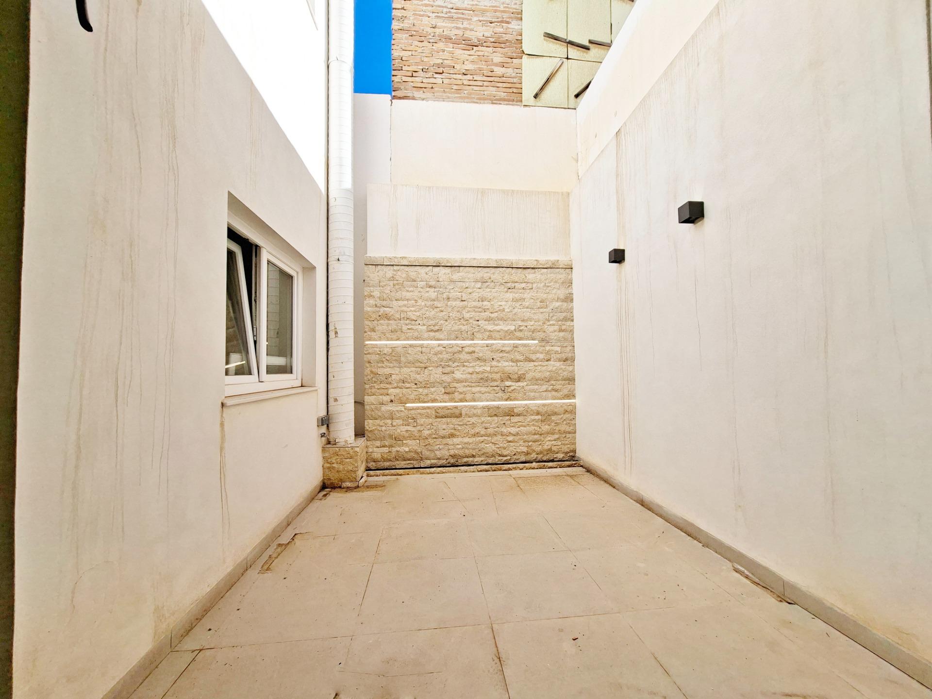 ¡OPORTUNIDAD ÚNICA! OFICINA EXCLUSIVA EN EL CORAZÓN DE ROQUETAS DE MAR.