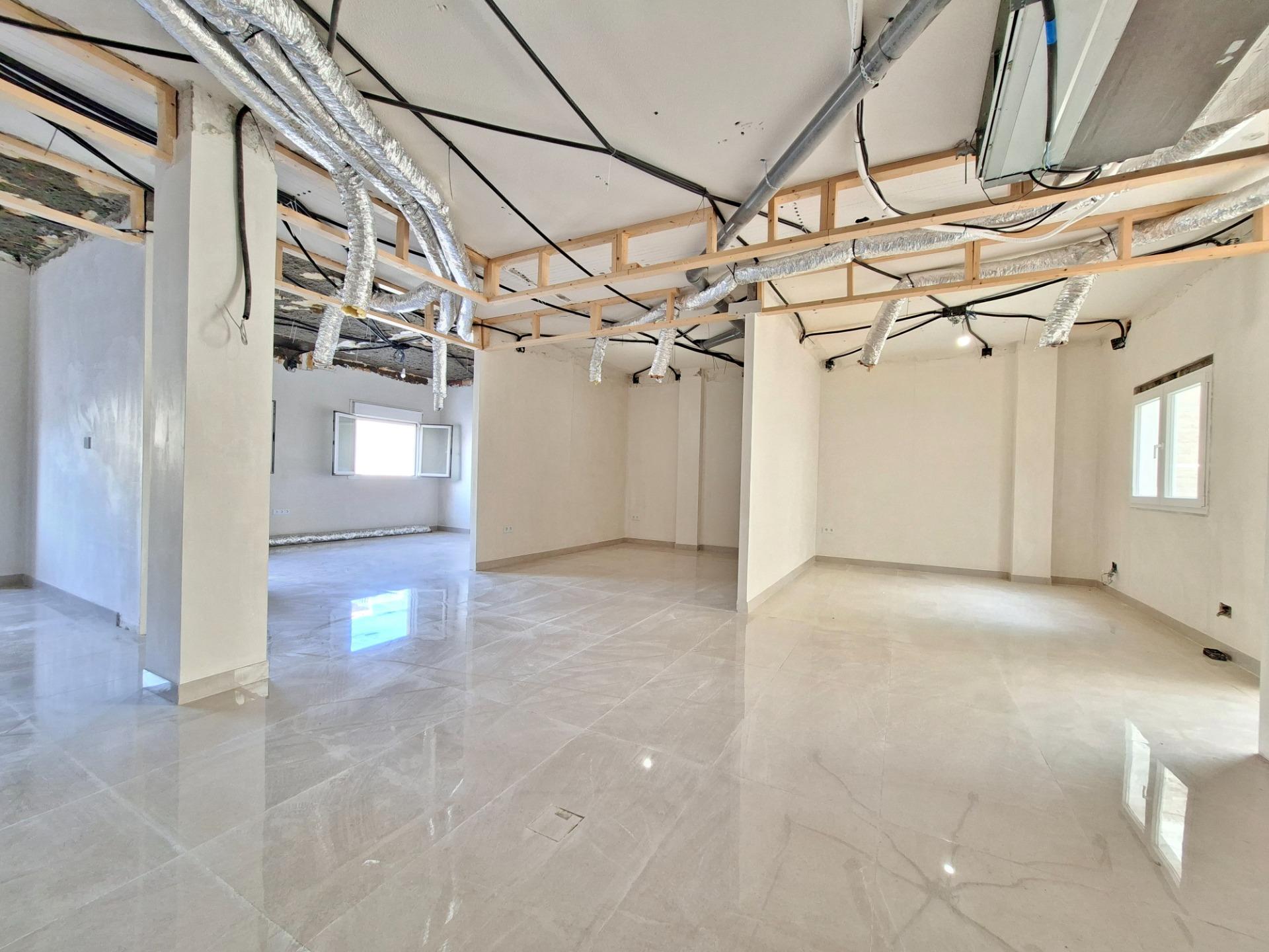 ¡OPORTUNIDAD ÚNICA! OFICINA EXCLUSIVA EN EL CORAZÓN DE ROQUETAS DE MAR.