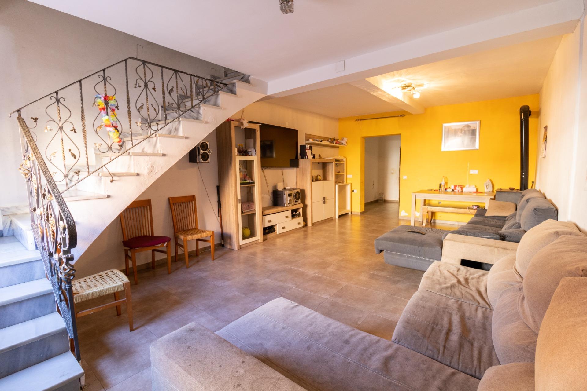 CASA DE DOS PLANTAS EN BENAHADUX