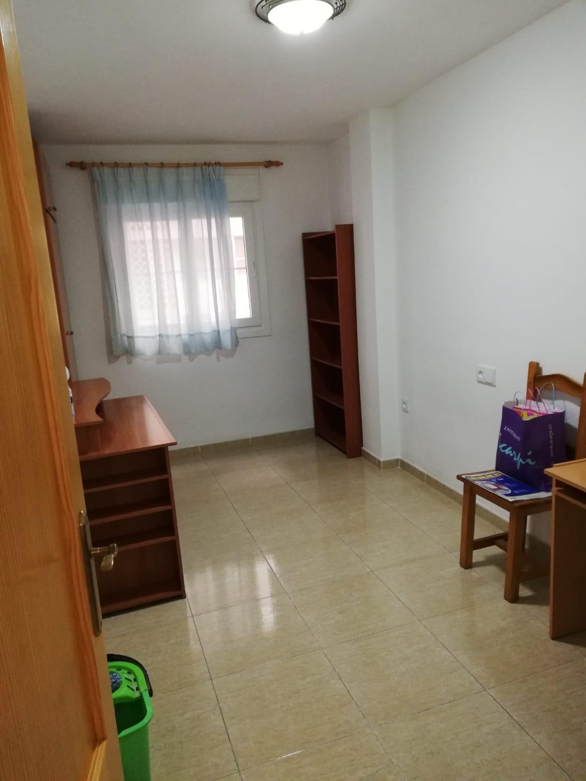 SE ALQUILA PISO AL LADO DE PASEO MARITIMO ZAPILLO en Almeria foto 5 SE ALQUILA PISO AL LADO DE PASEO MARITIMO ZAPILLO