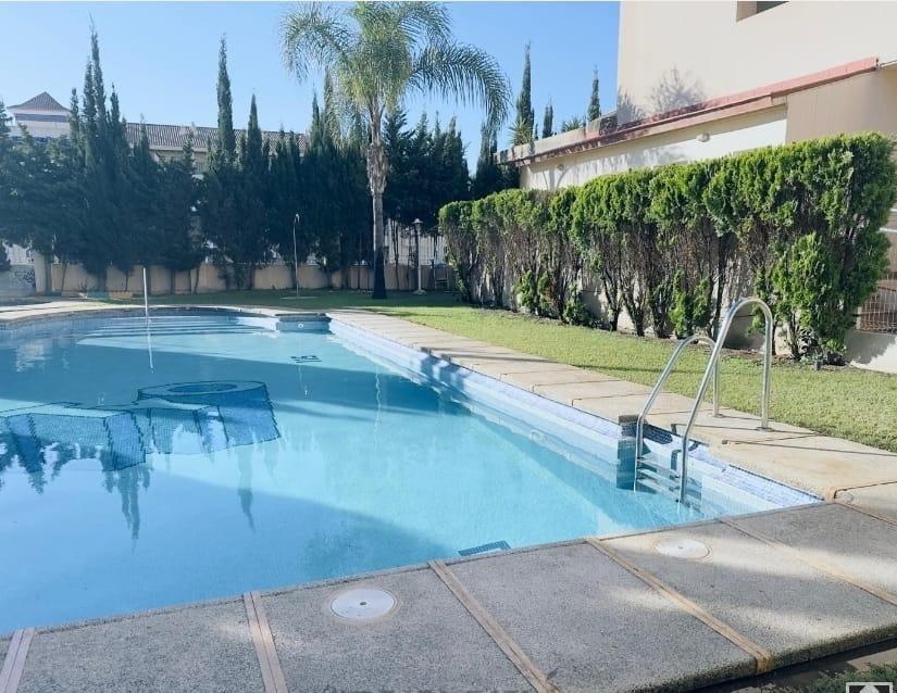 Piso Bajo Reformado a 300 m de la Playa – Terraza Privada y Garaje