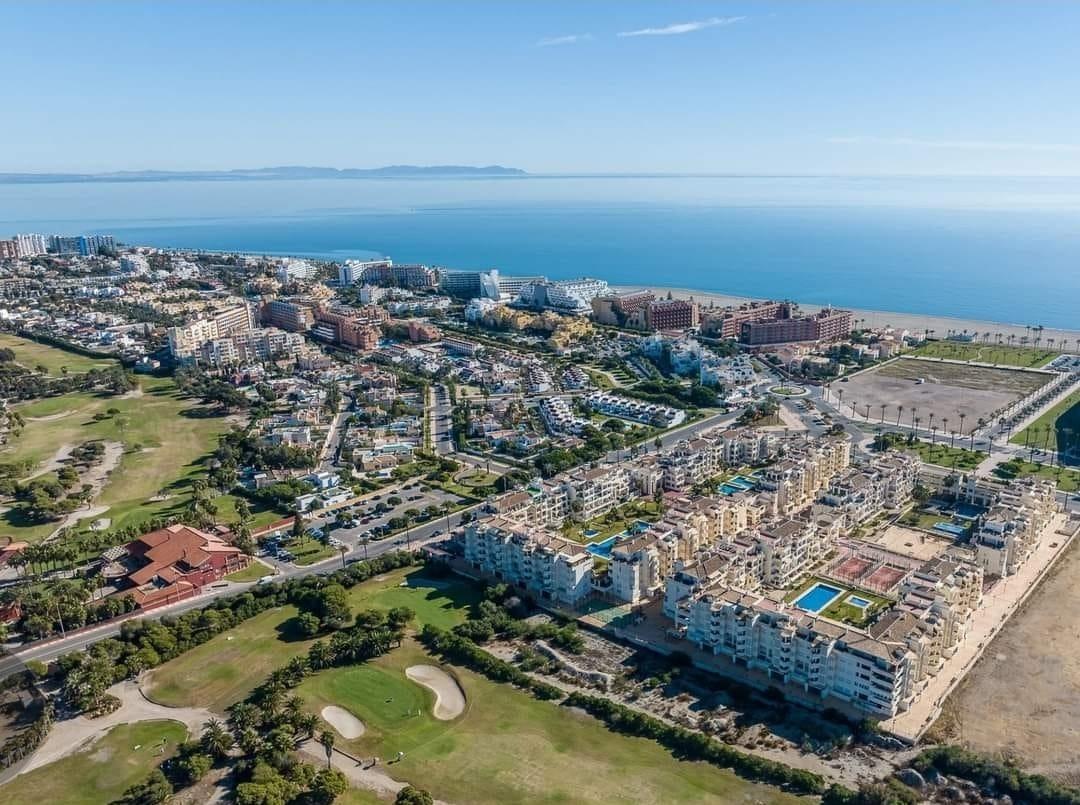 Piso Bajo Reformado a 300 m de la Playa – Terraza Privada y Garaje