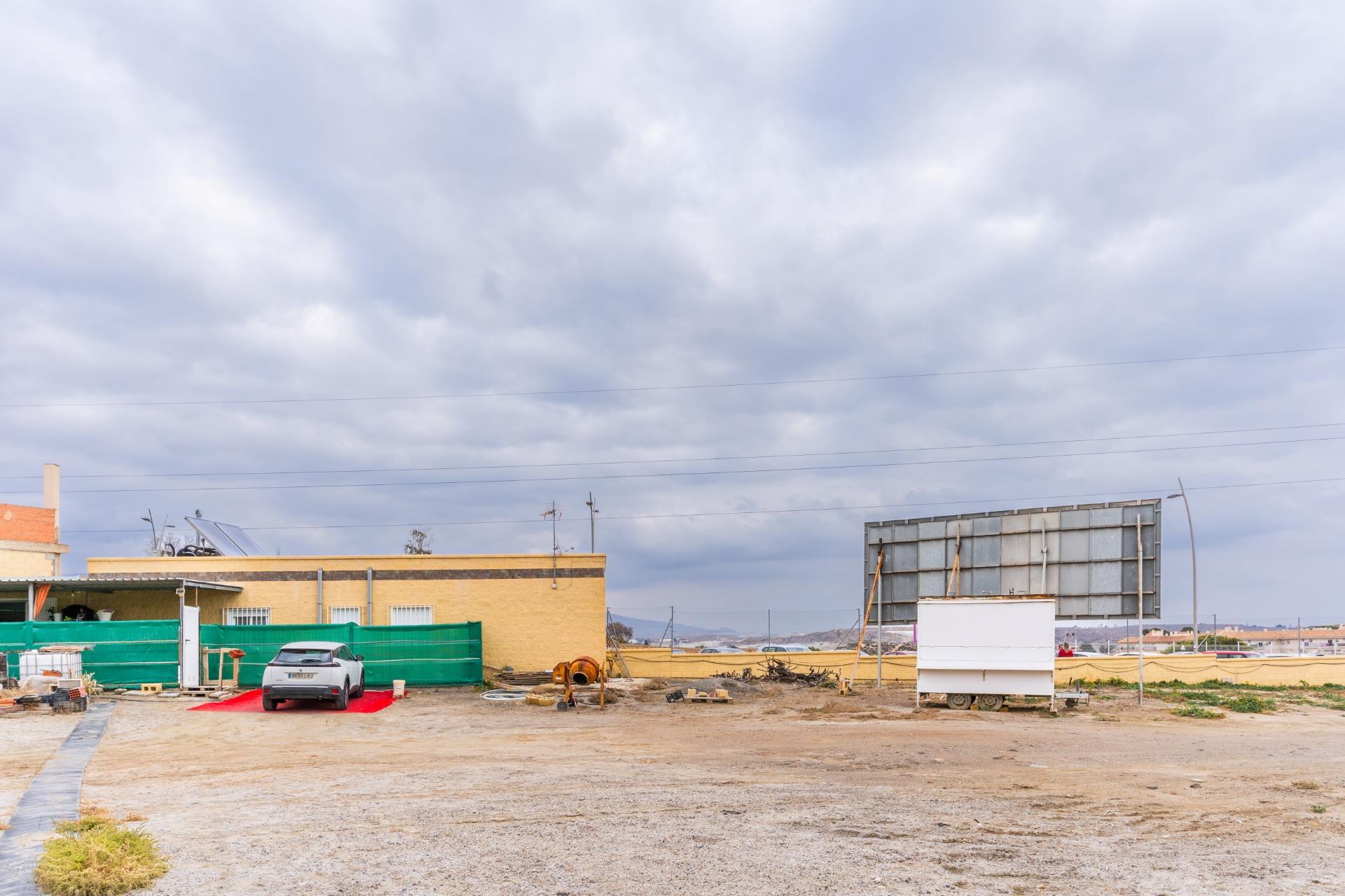 Oportunidad única de inversión: parcela urbana con edificabilidad certificada en Almería