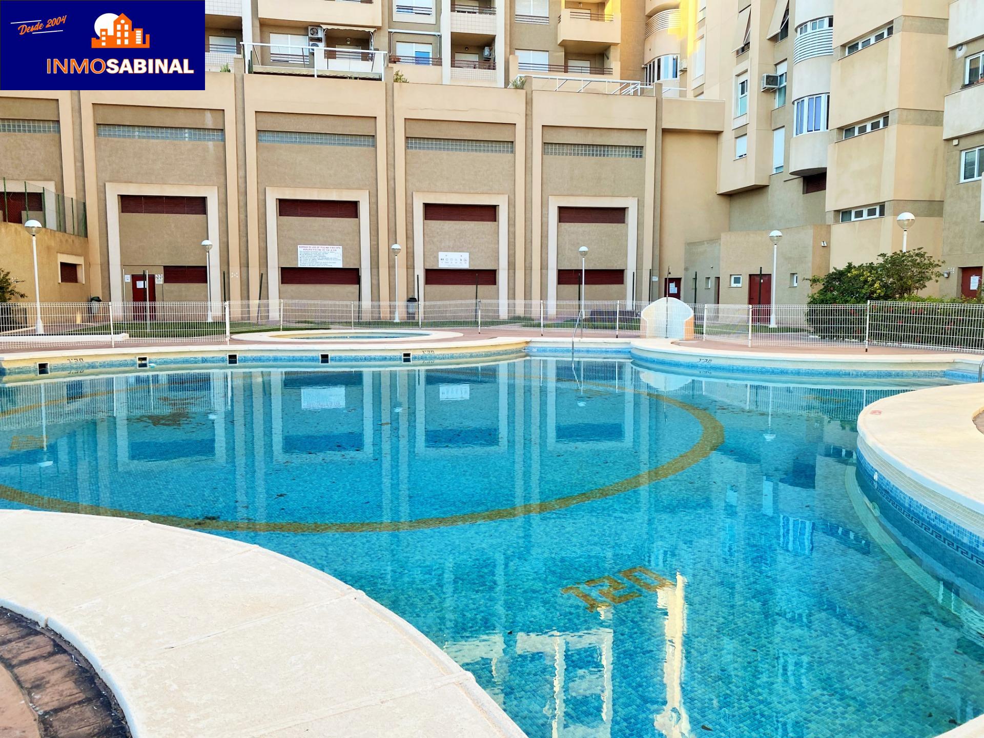 Moderno Piso en Aguadulce Sur con Piscina y Parking