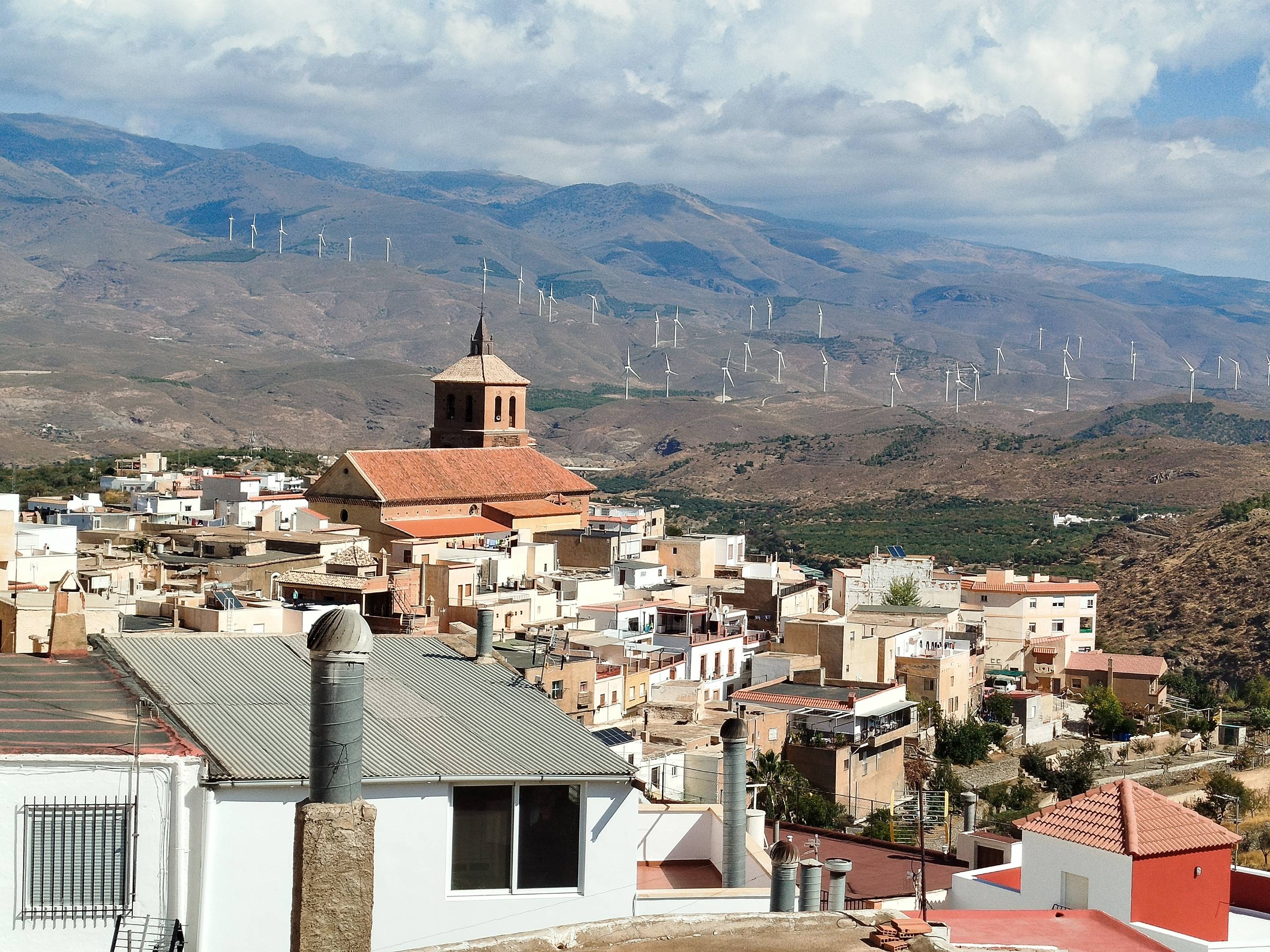 Amplia Casa en el Corazón de Abrucena con Magníficas Vistas