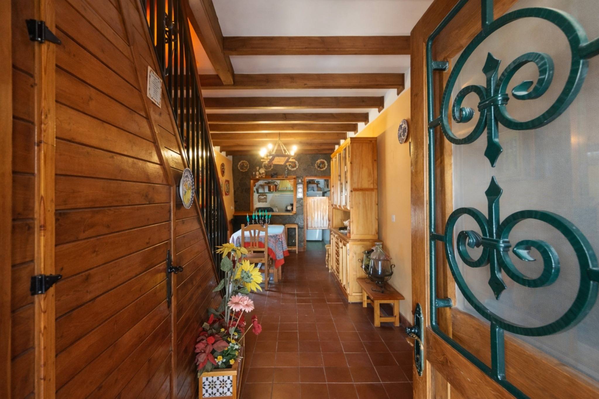 Amplia Casa en el Corazón de Abrucena con Magníficas Vistas