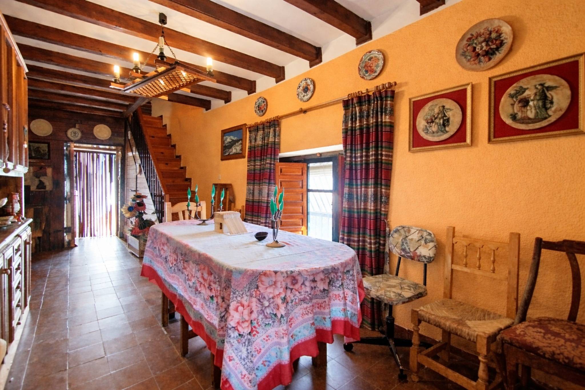 Amplia Casa en el Corazón de Abrucena con Magníficas Vistas