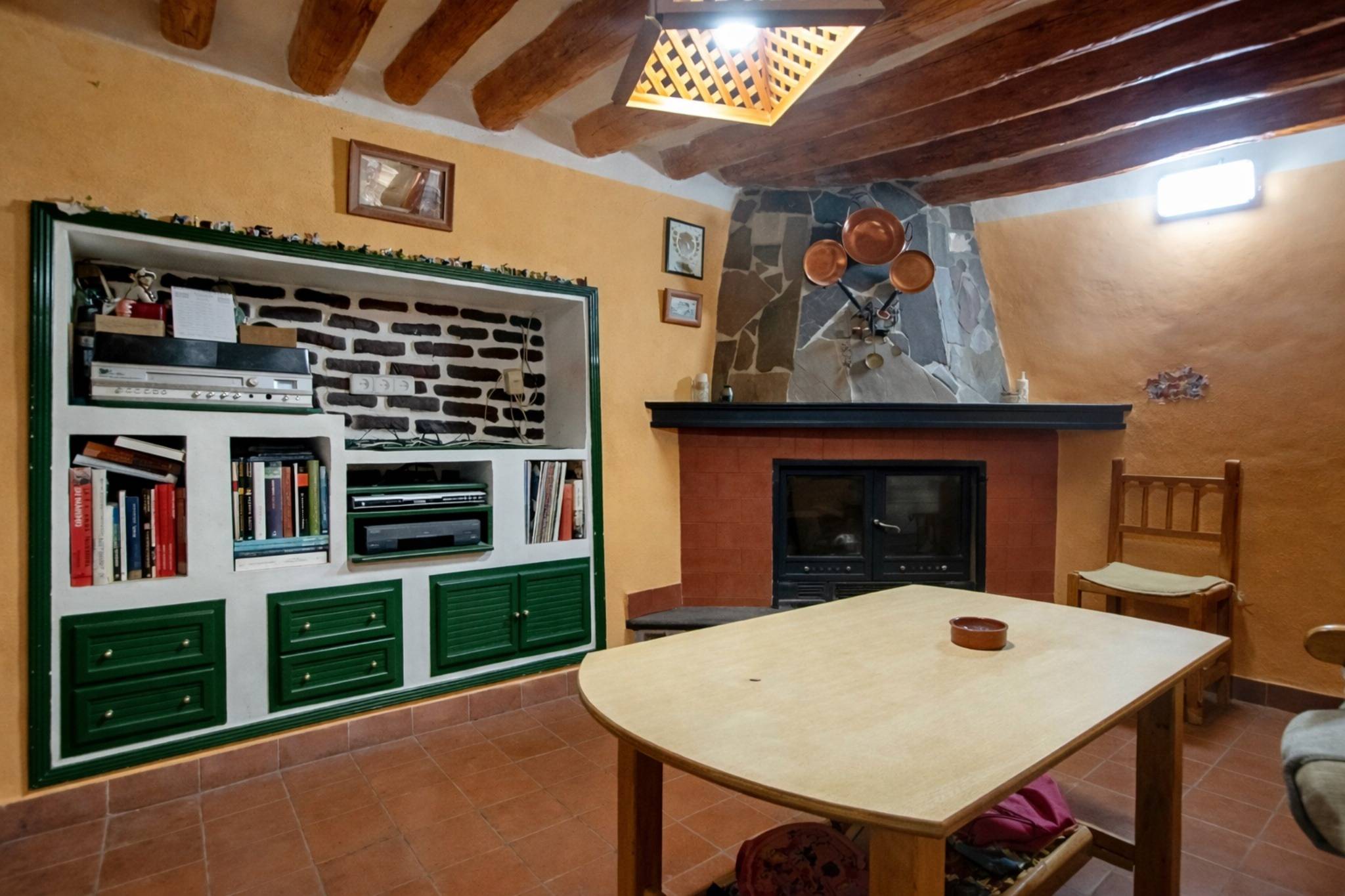 Amplia Casa en el Corazón de Abrucena con Magníficas Vistas