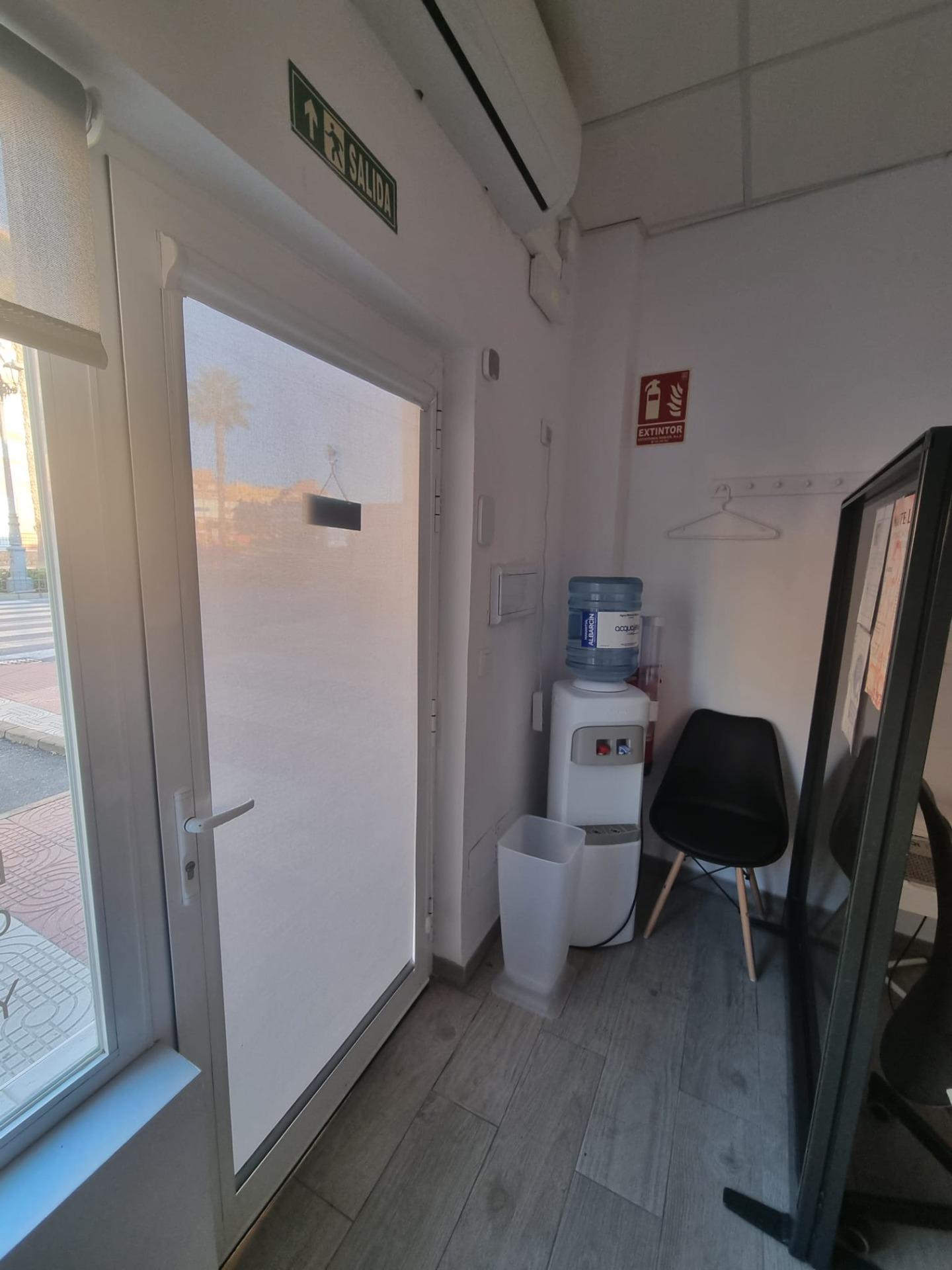 Traspaso salón de uñas totalmente equipado + alquiler económico