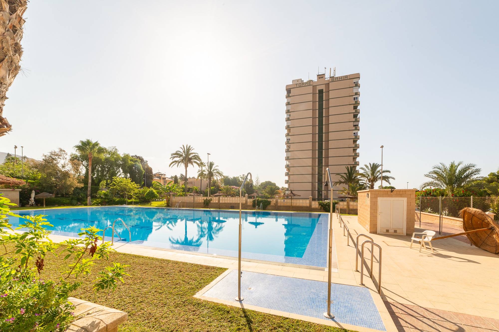 sería este apartamento frente al paseo marítimo de Aguadulce Sur