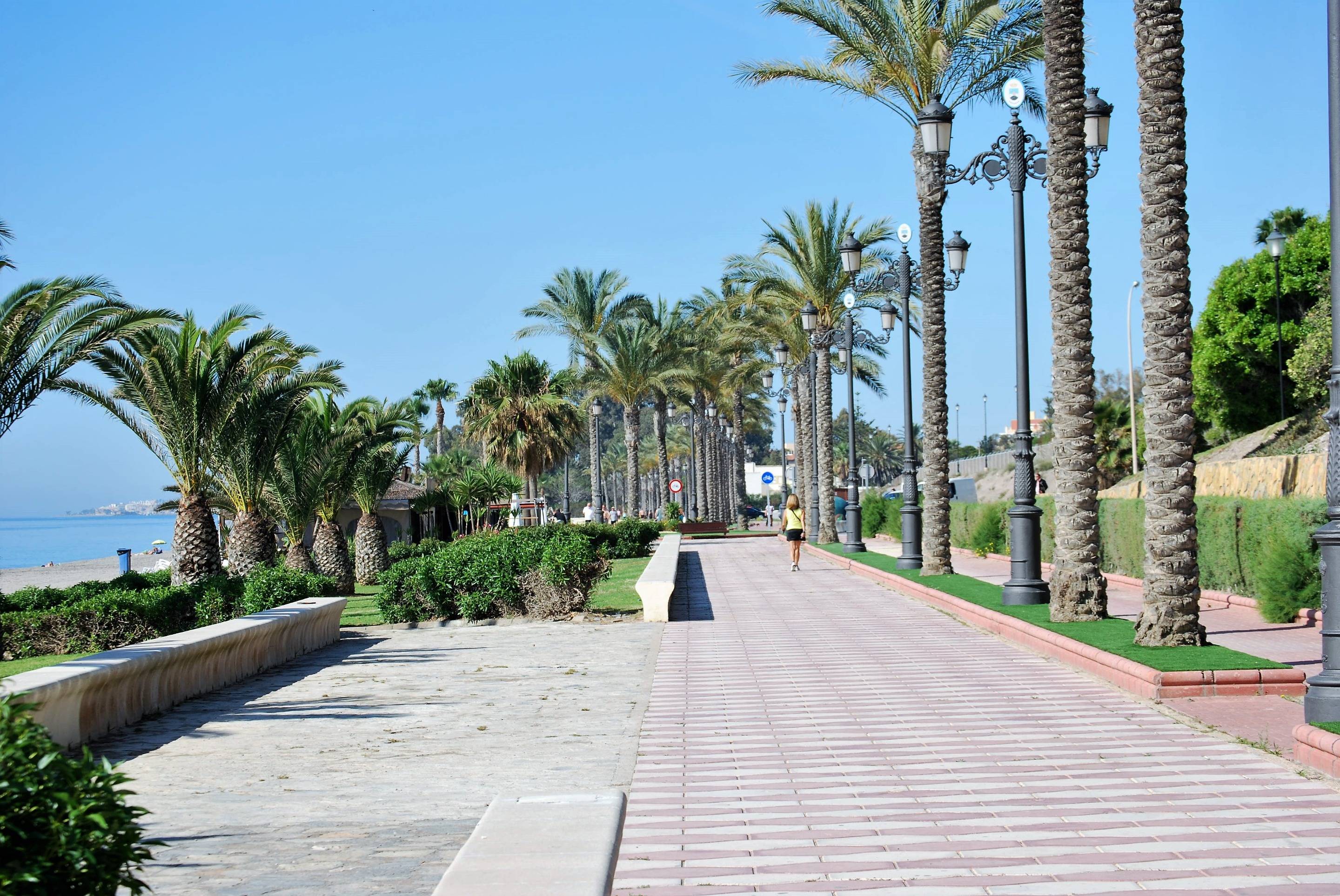 sería este apartamento frente al paseo marítimo de Aguadulce Sur