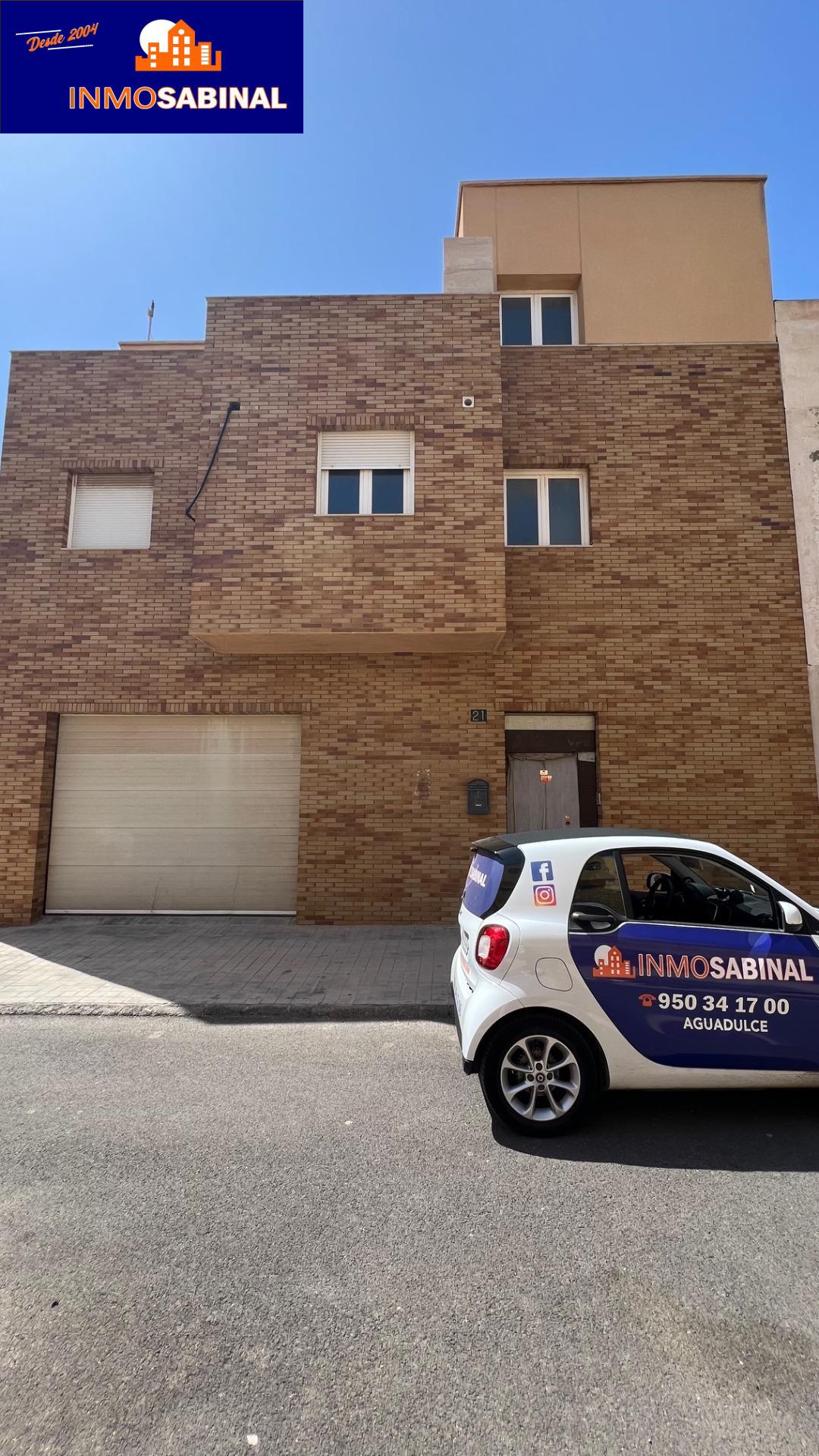 CASA EDIFICIO CON GRAN GARAJE Y ESTUDIO