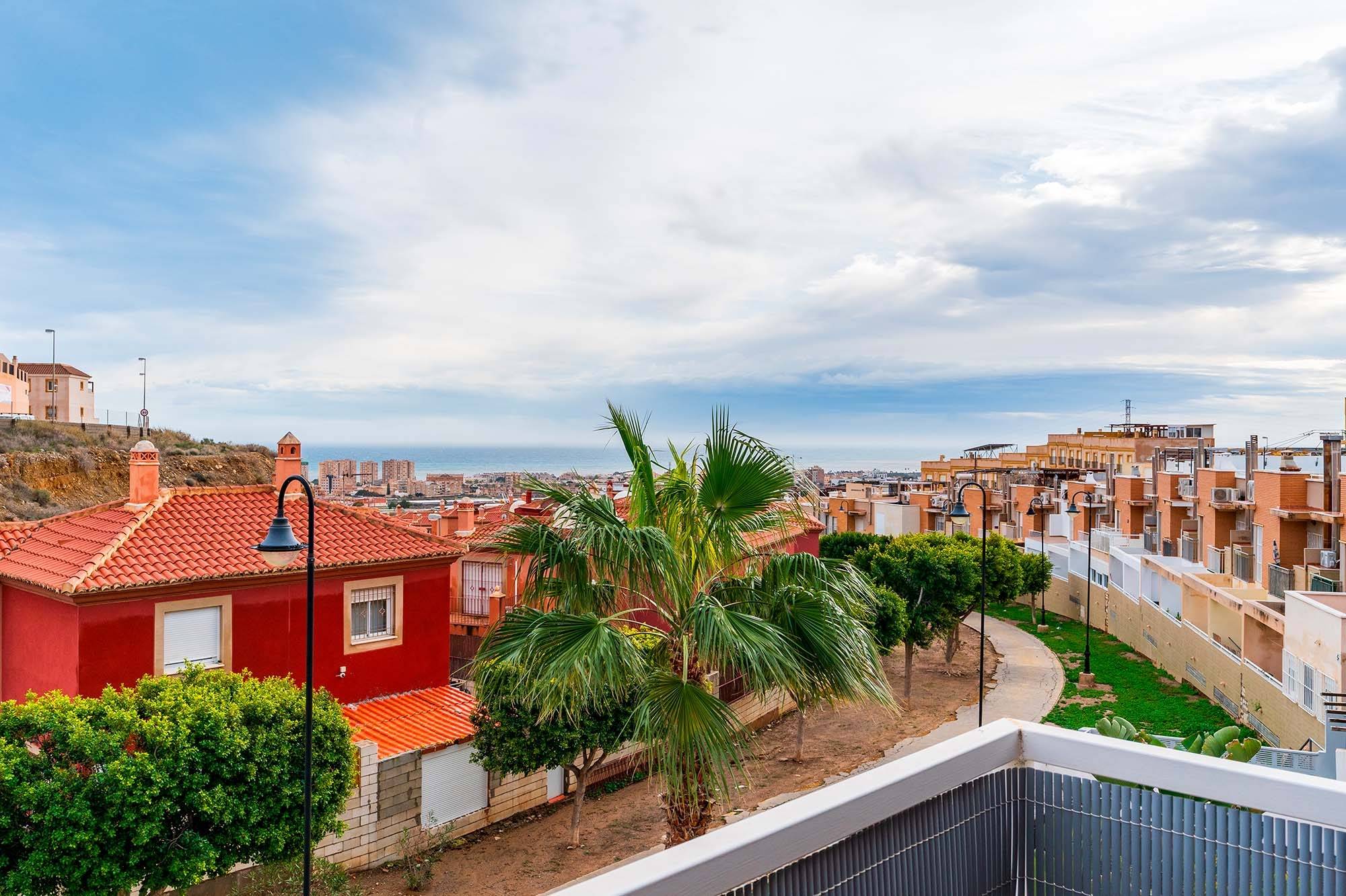 CASA ADOSADA EN AGUADULCE ( LAS COLINAS)
