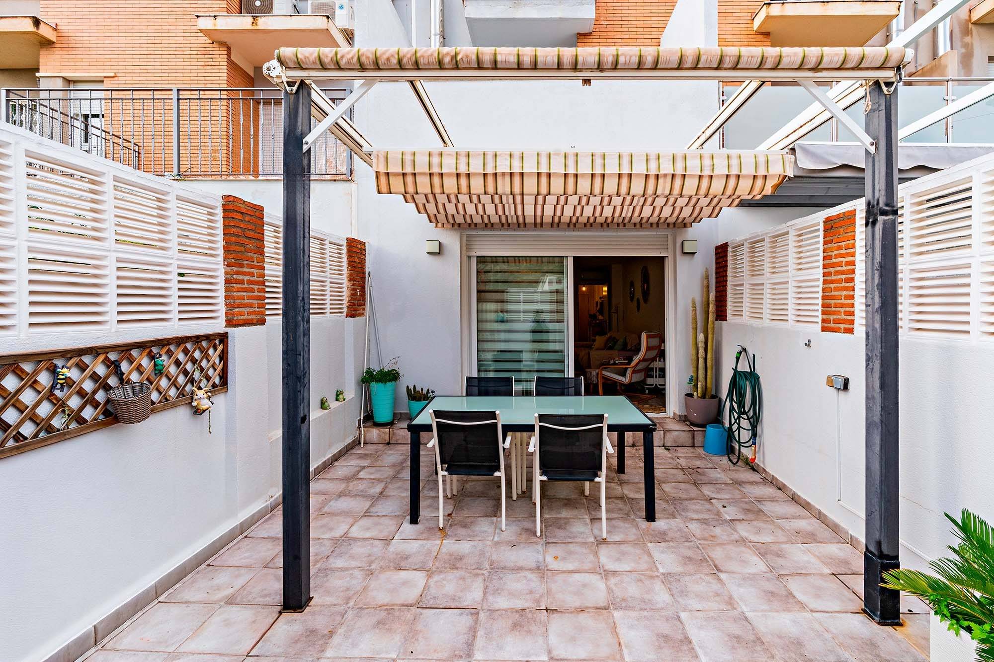 CASA ADOSADA EN AGUADULCE ( LAS COLINAS)