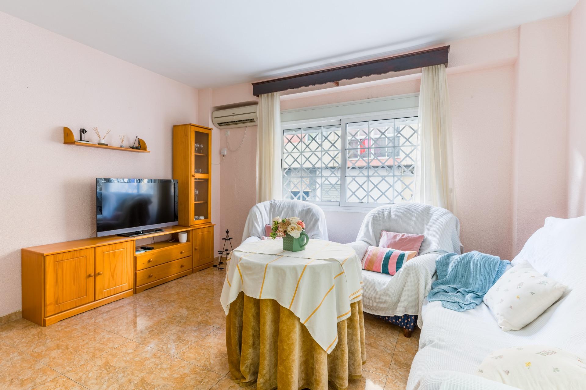 Gran piso de 4 dormitorios con garaje privado tipo "box" en el centro de Almería