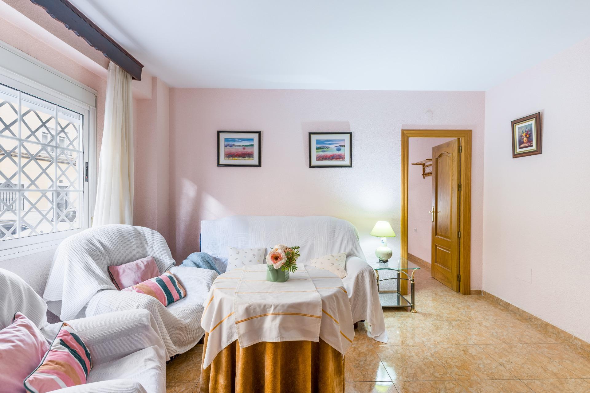 Gran piso de 4 dormitorios con garaje privado tipo "box" en el centro de Almería