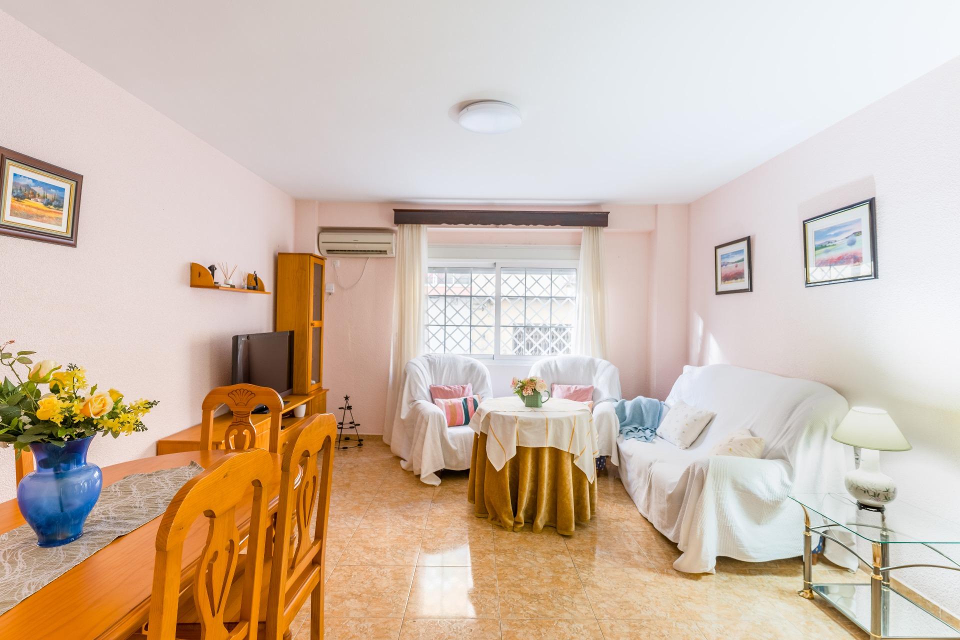 Gran piso de 4 dormitorios con garaje privado tipo "box" en el centro de Almería