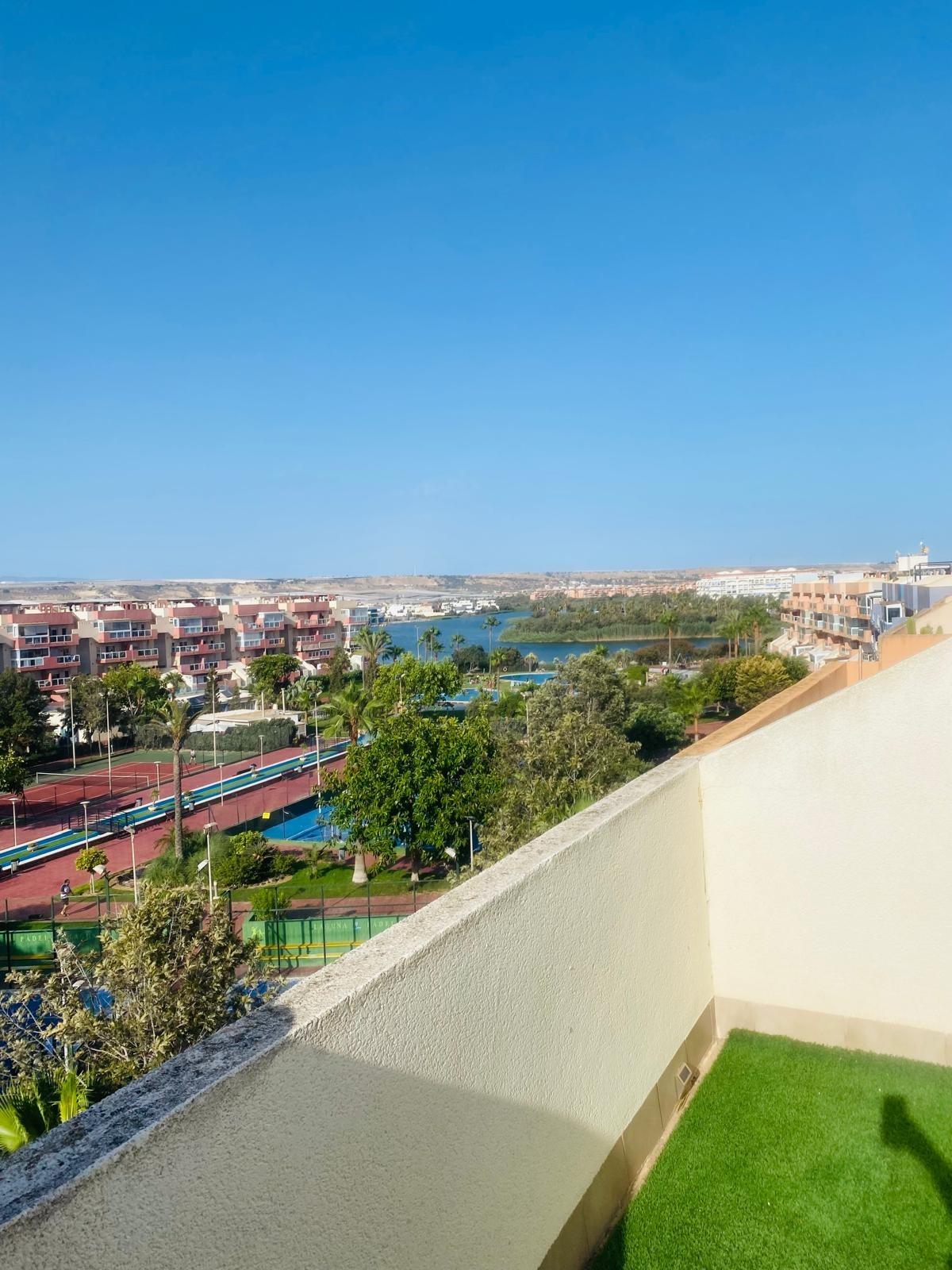 SE VENDE ATICO CON SOLARIUM EN ALMERIMAR