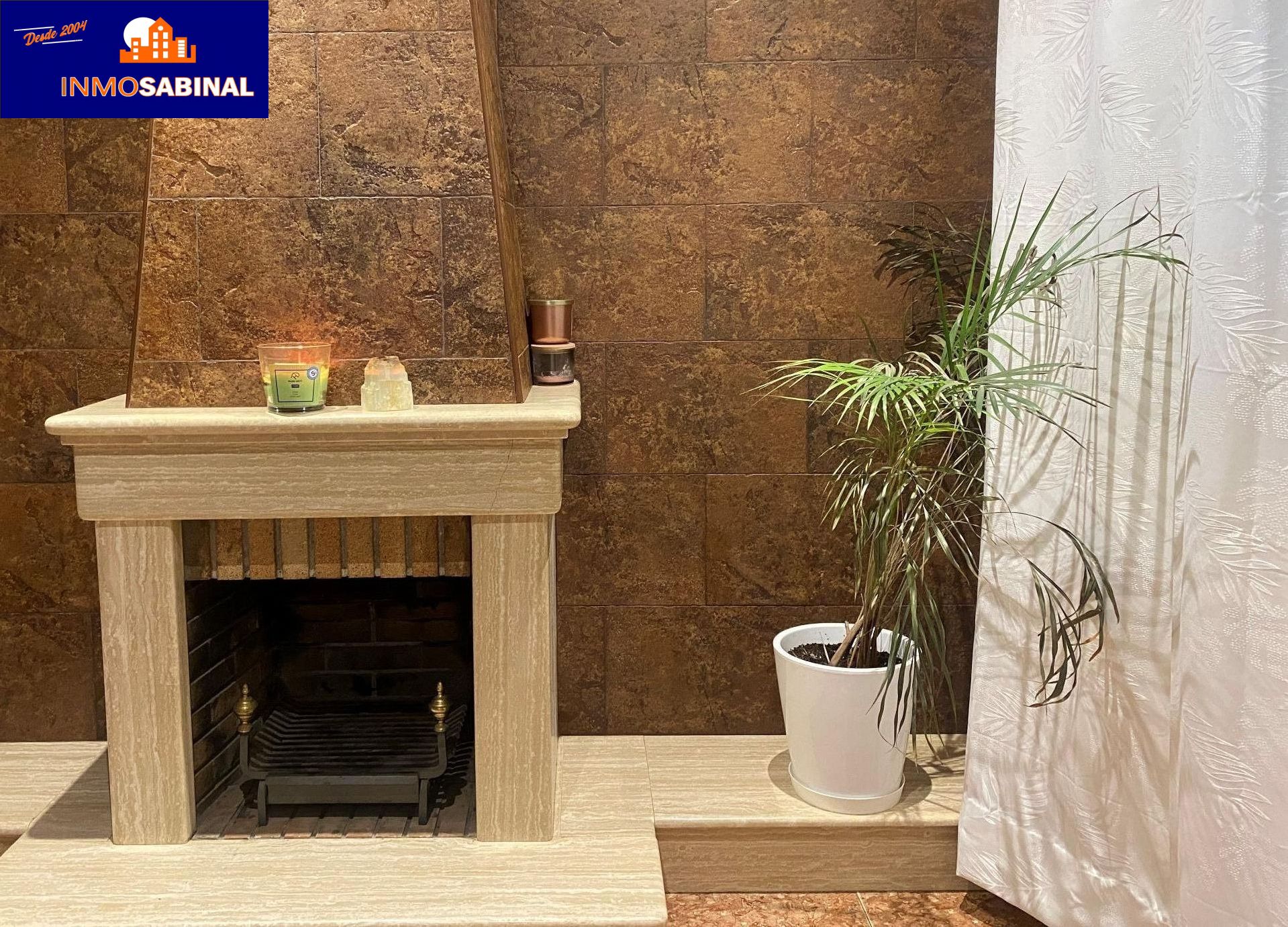 Amplio Dúplex Reformado en Roquetas de Mar con Piscina y Terrazas