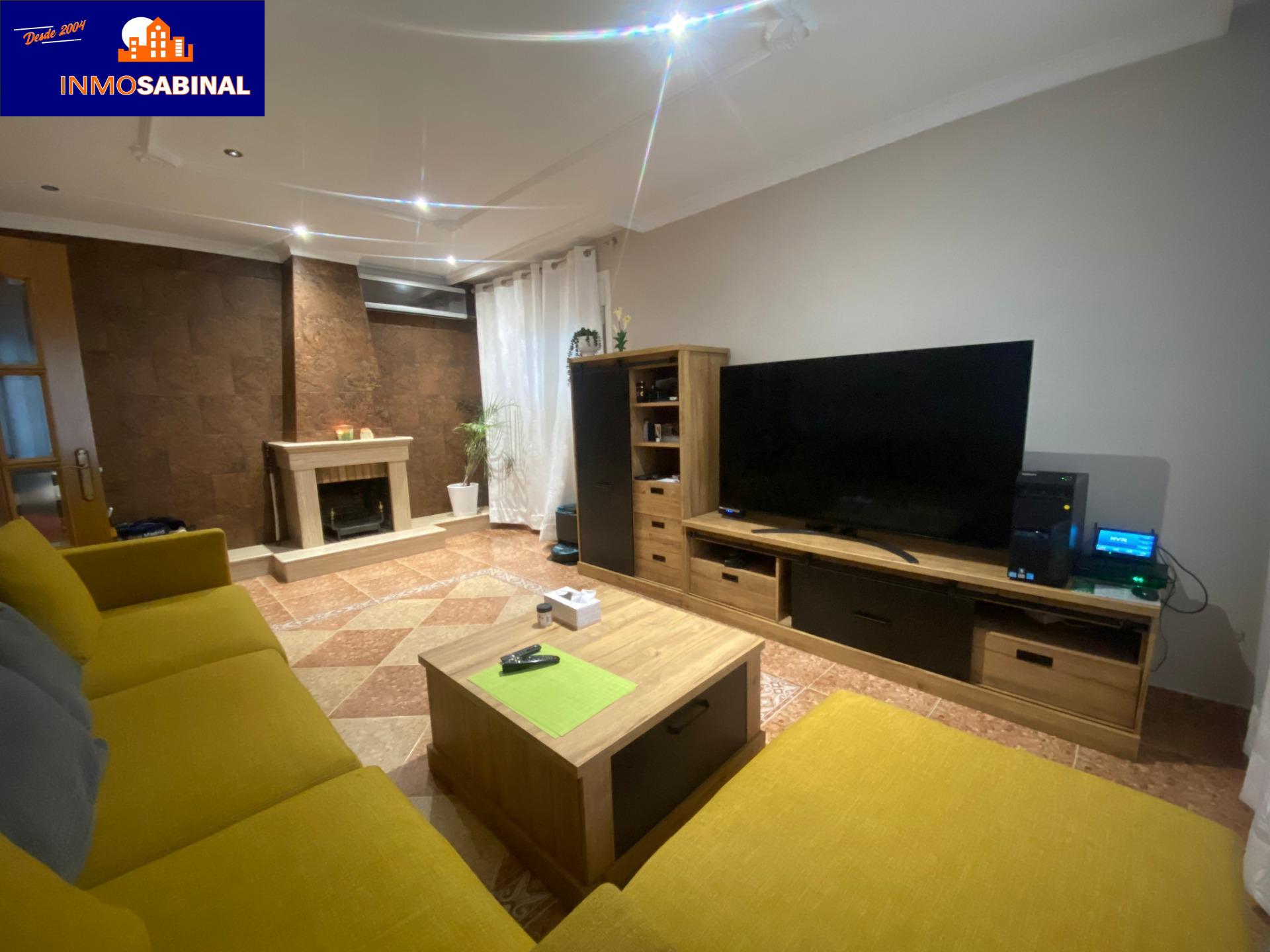 Amplio Dúplex Reformado en Roquetas de Mar con Piscina y Terrazas