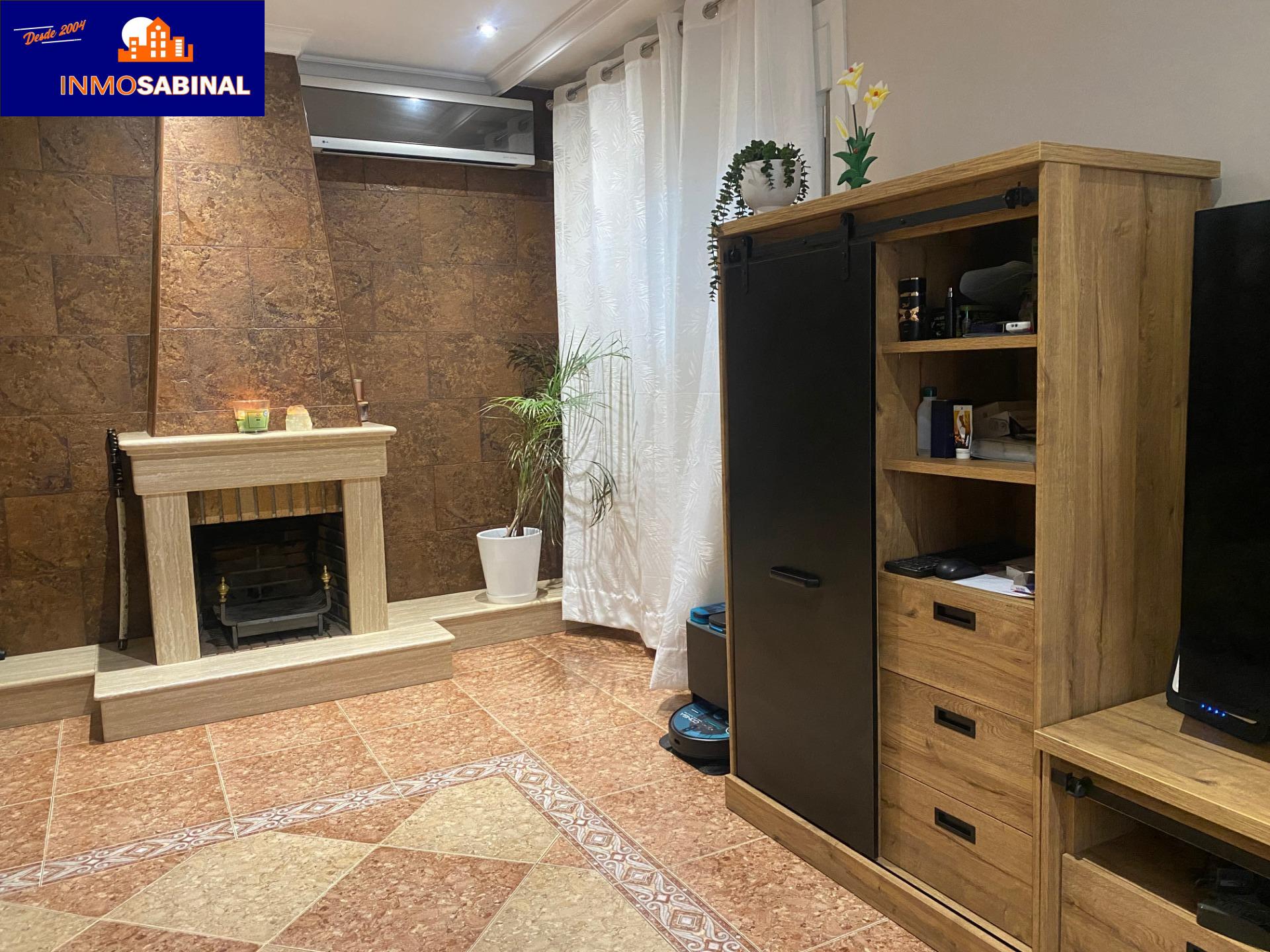 Amplio Dúplex Reformado en Roquetas de Mar con Piscina y Terrazas