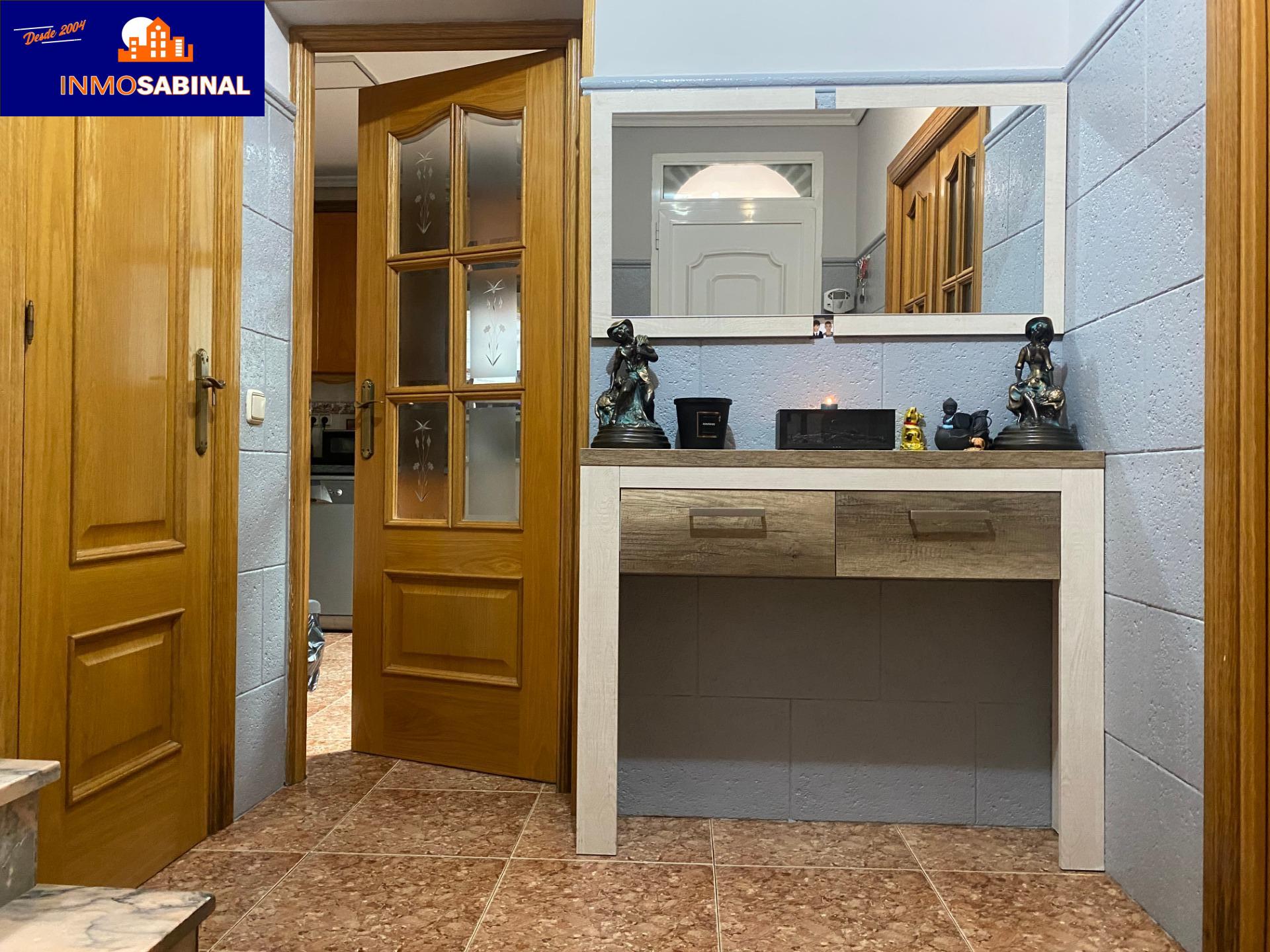 Amplio Dúplex Reformado en Roquetas de Mar con Piscina y Terrazas