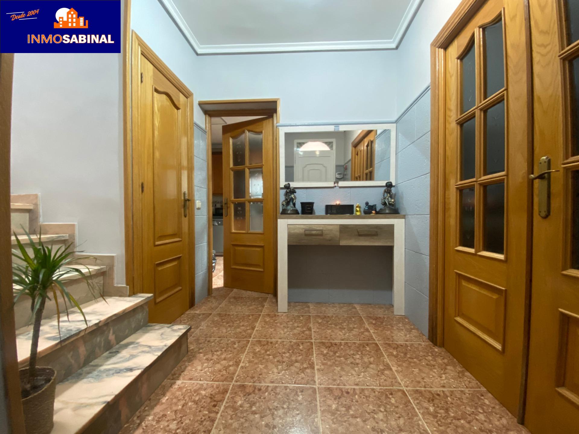 Amplio Dúplex Reformado en Roquetas de Mar con Piscina y Terrazas