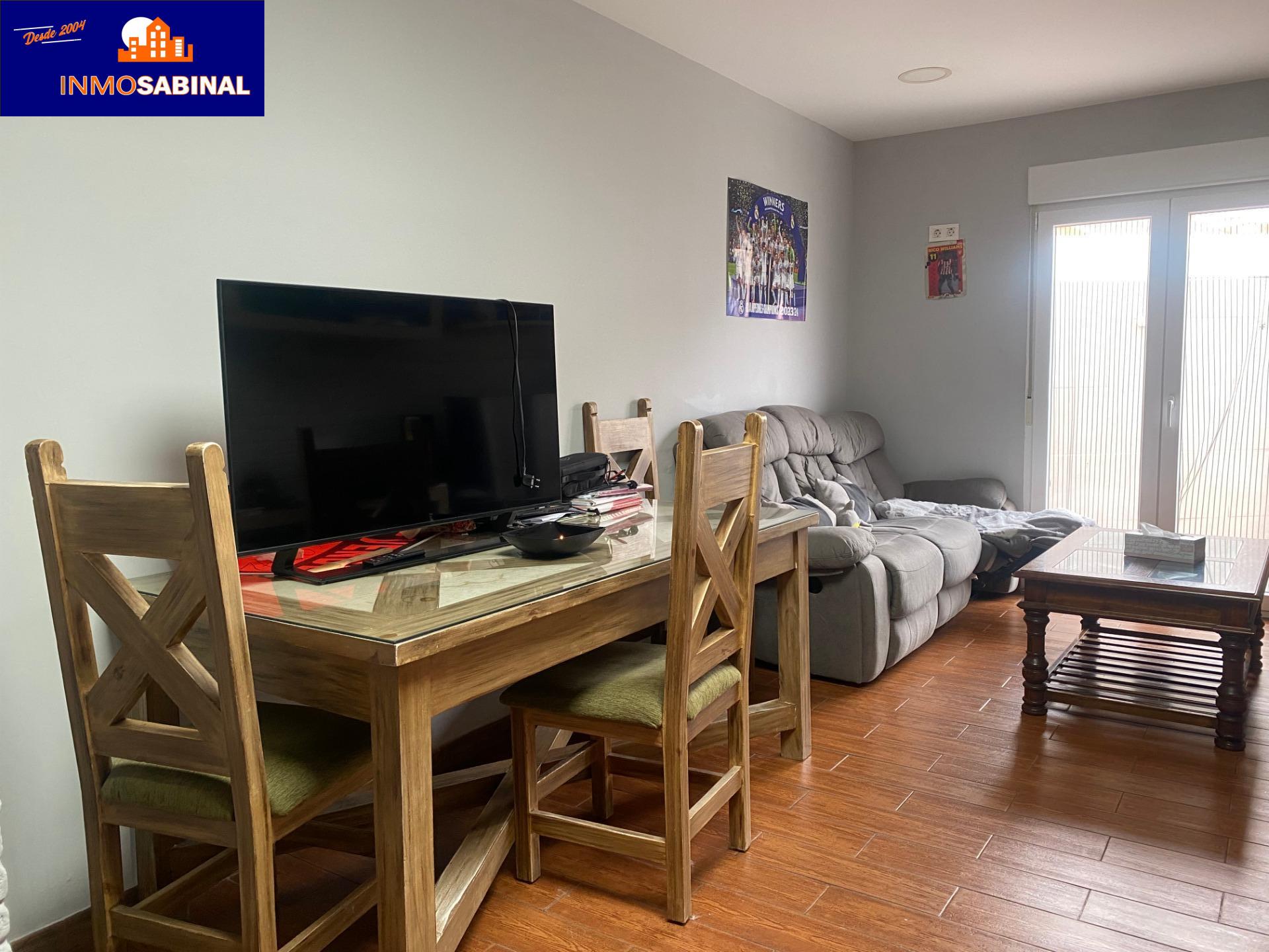 Amplio Dúplex Reformado en Roquetas de Mar con Piscina y Terrazas