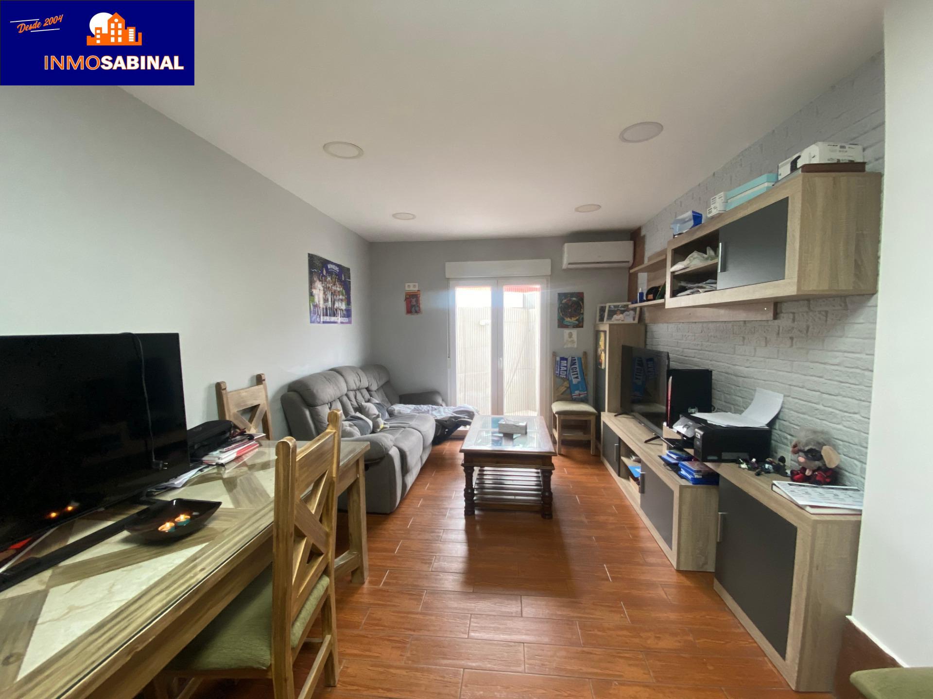 Amplio Dúplex Reformado en Roquetas de Mar con Piscina y Terrazas