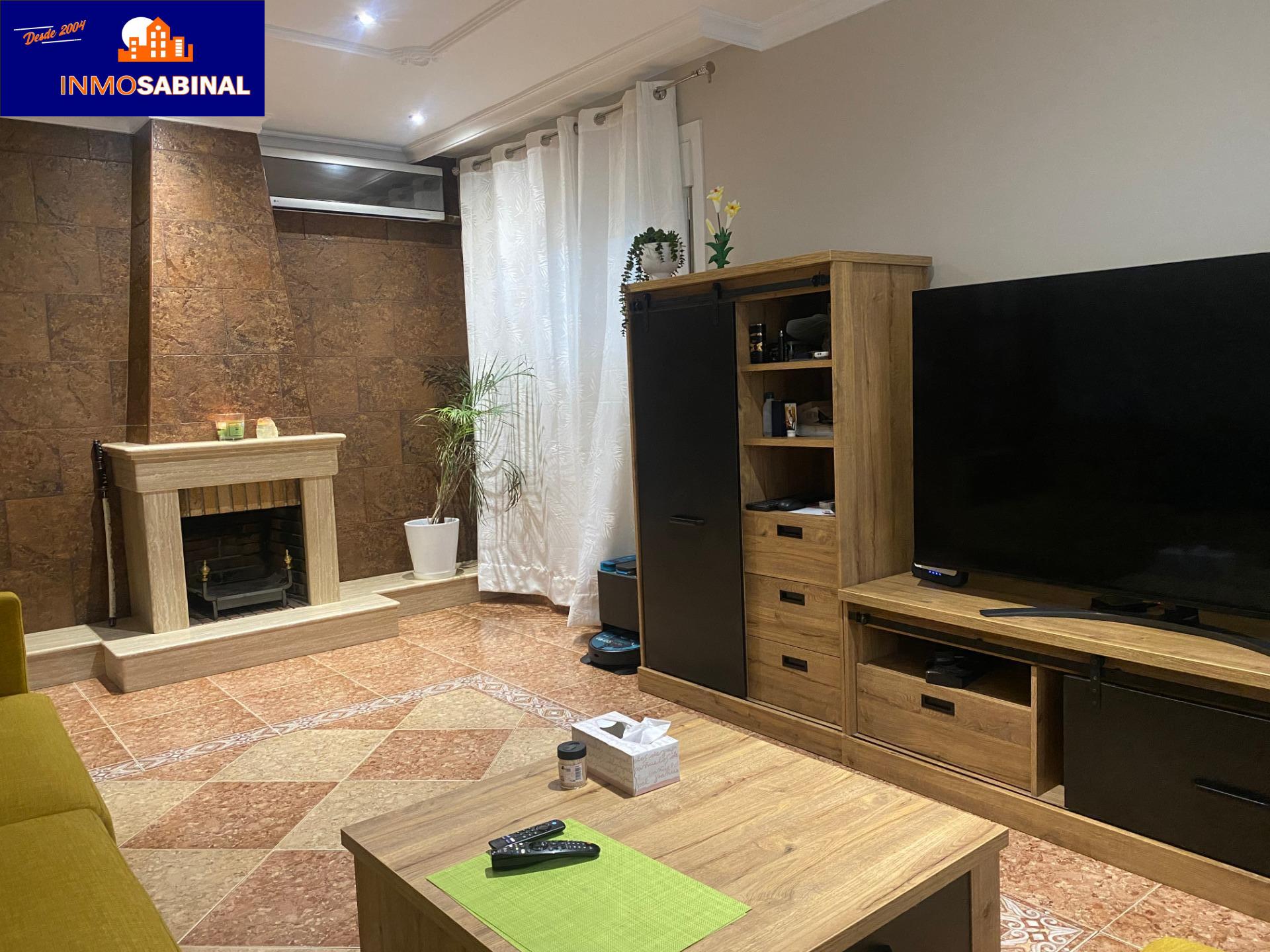 Amplio Dúplex Reformado en Roquetas de Mar con Piscina y Terrazas