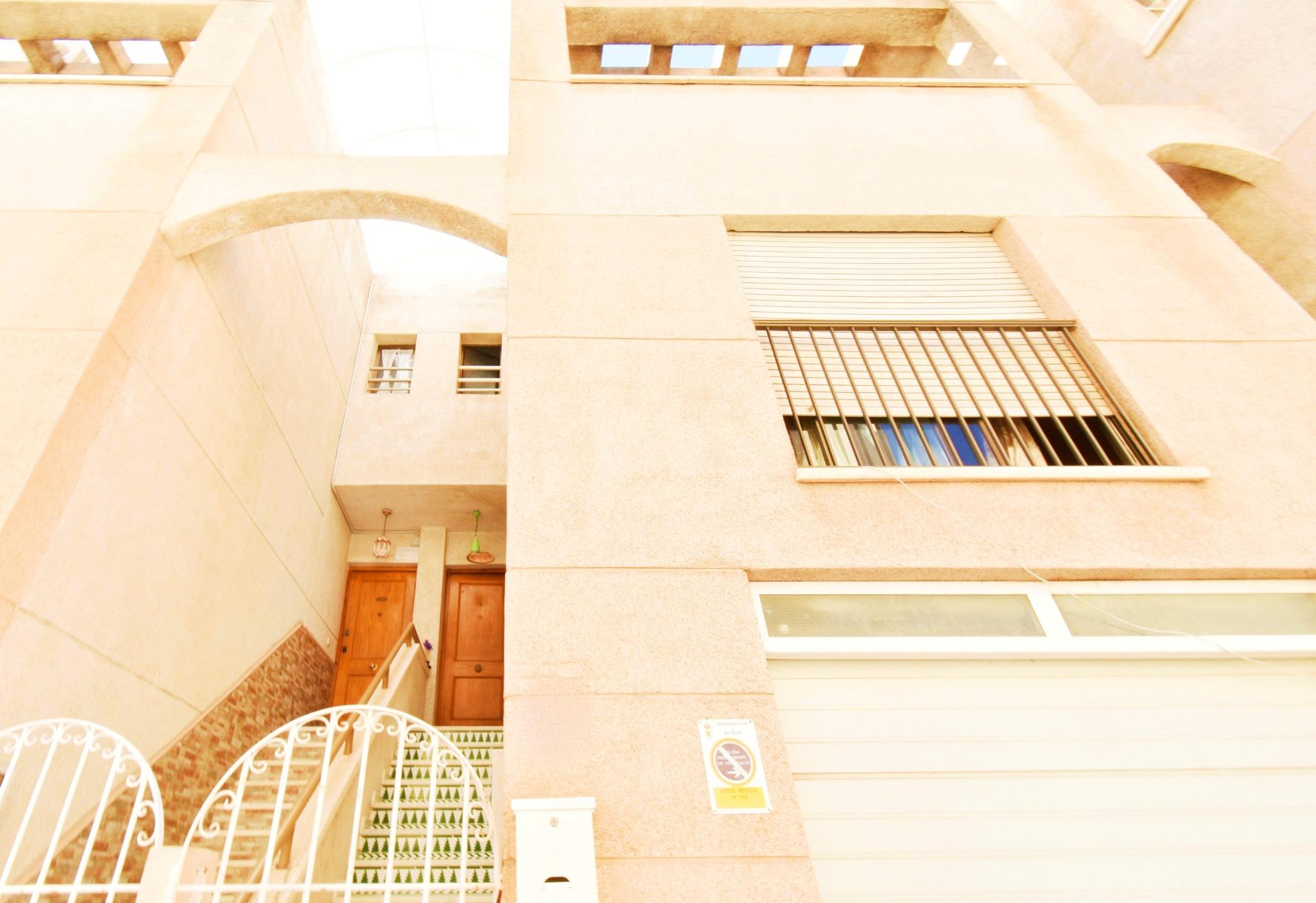 Casa triplex con gran garaje