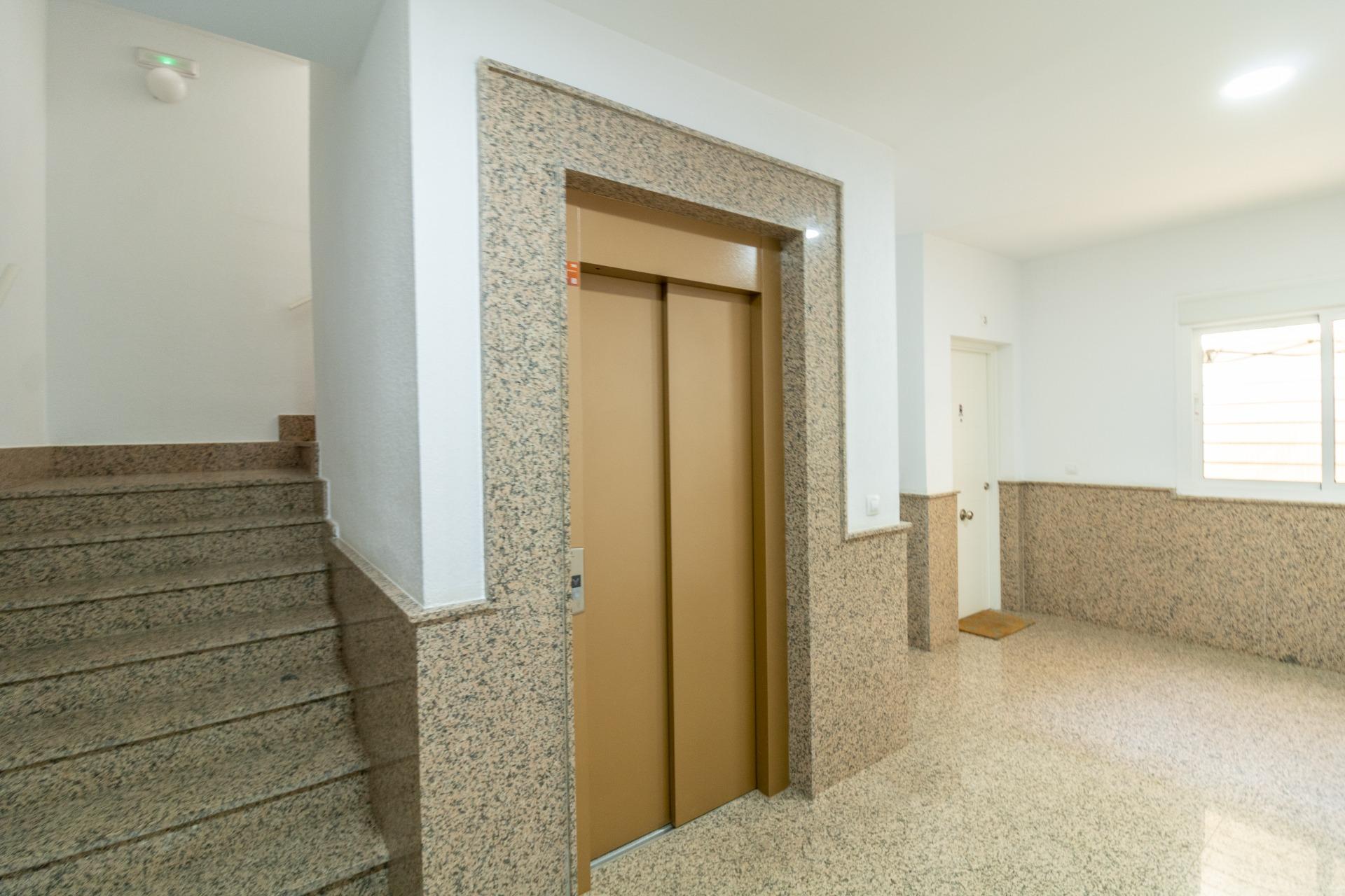 OFICINA EN BENAHADUX