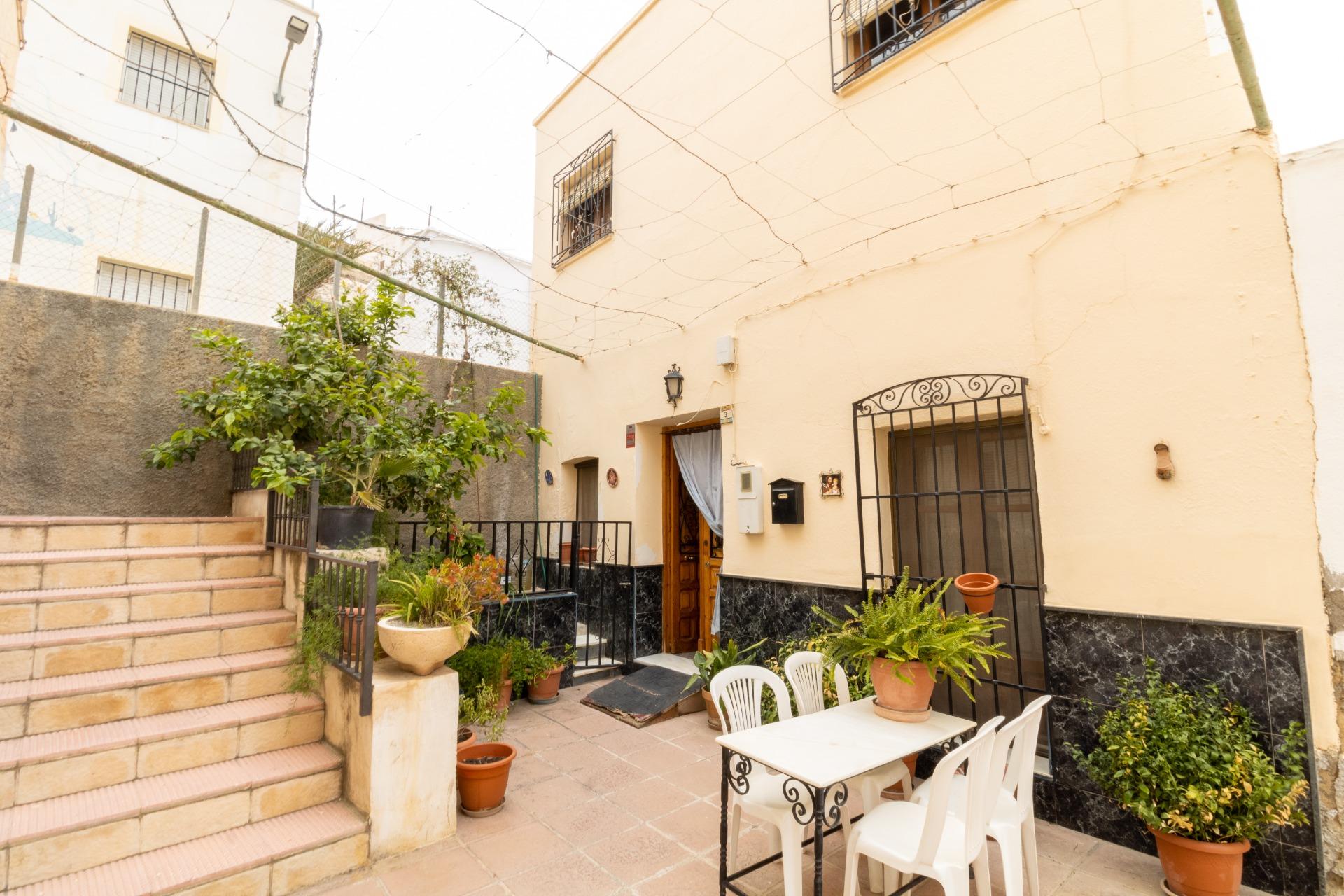 CASA DE DOS PLANTAS EN SANTA FE DE MONDÚJAR